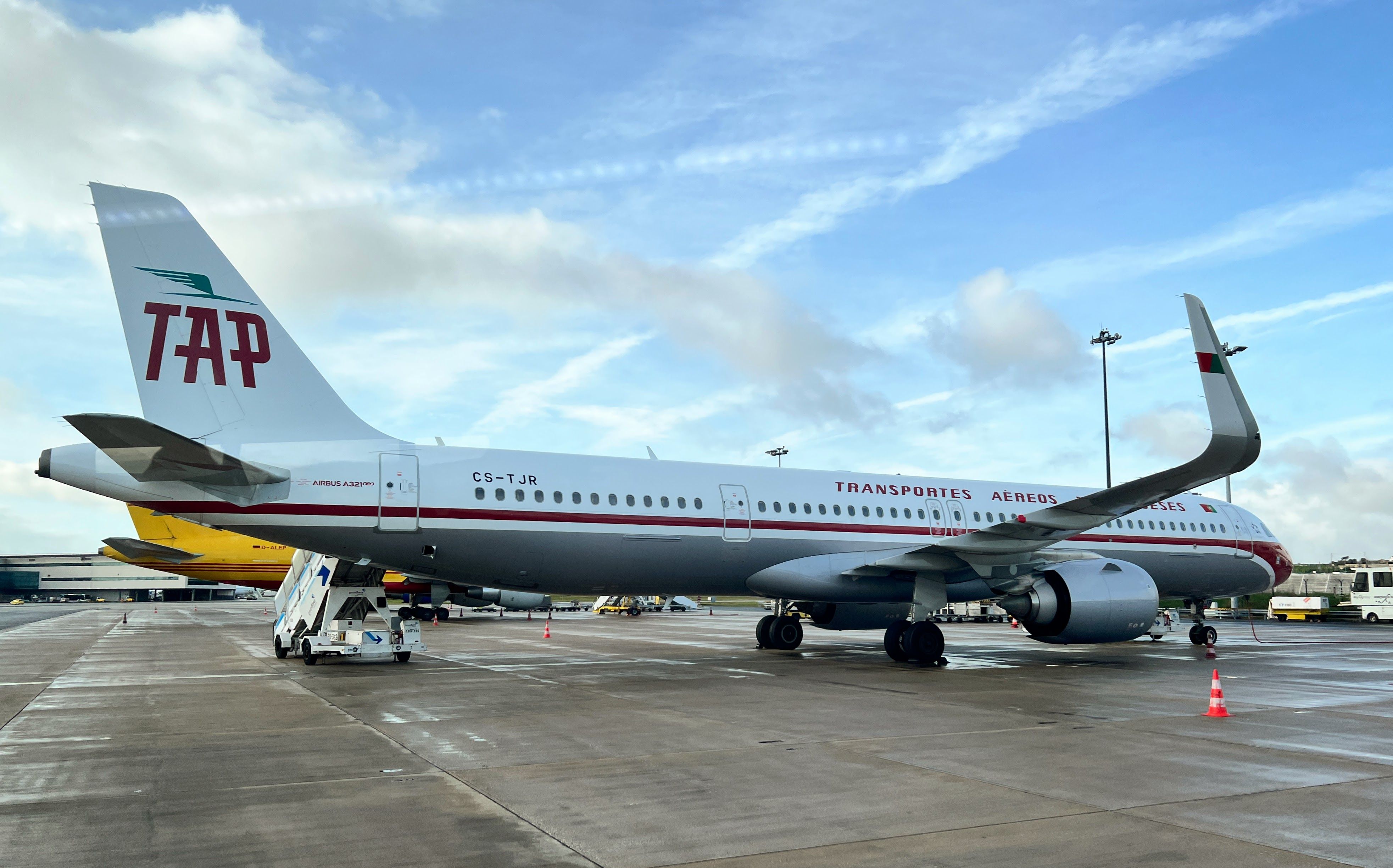 A TAP Air Portugal Airbus A321neo CS-TJR in retro livery