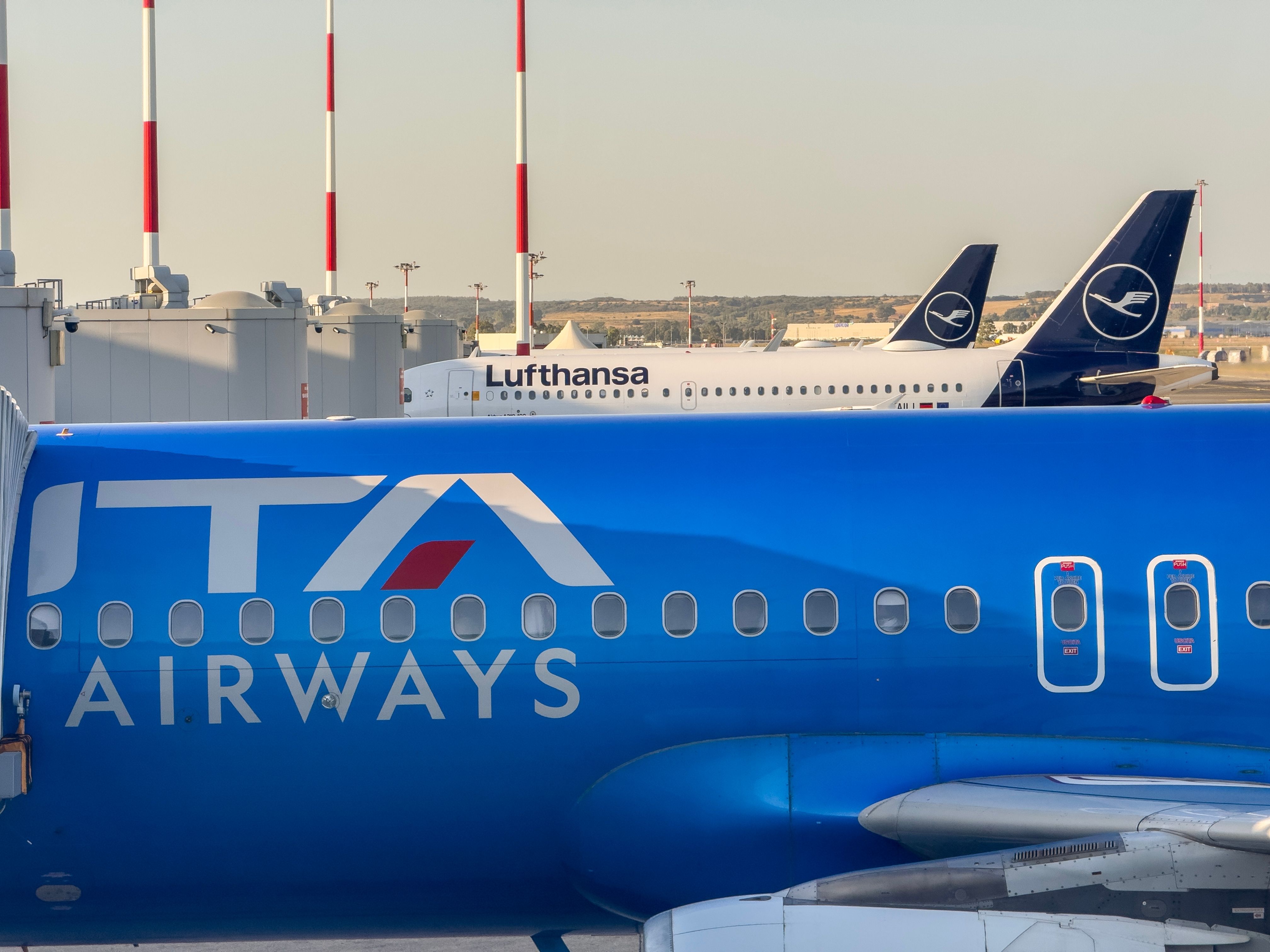 ITA 航空和漢莎航空飛機在羅馬菲烏米奇諾國際機場 FCO Shutterstock_2494340355