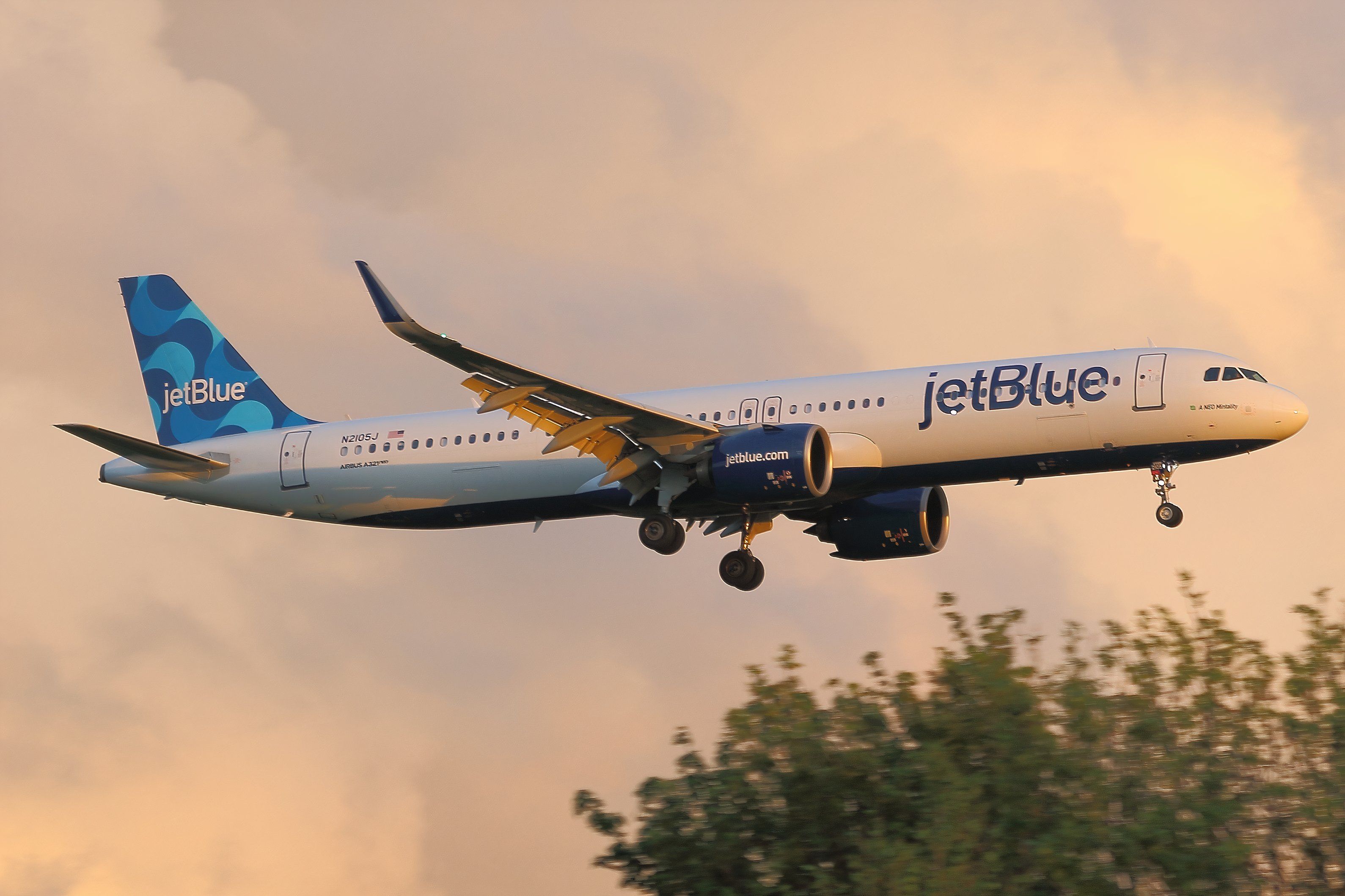 JetBlue A321LR final approach