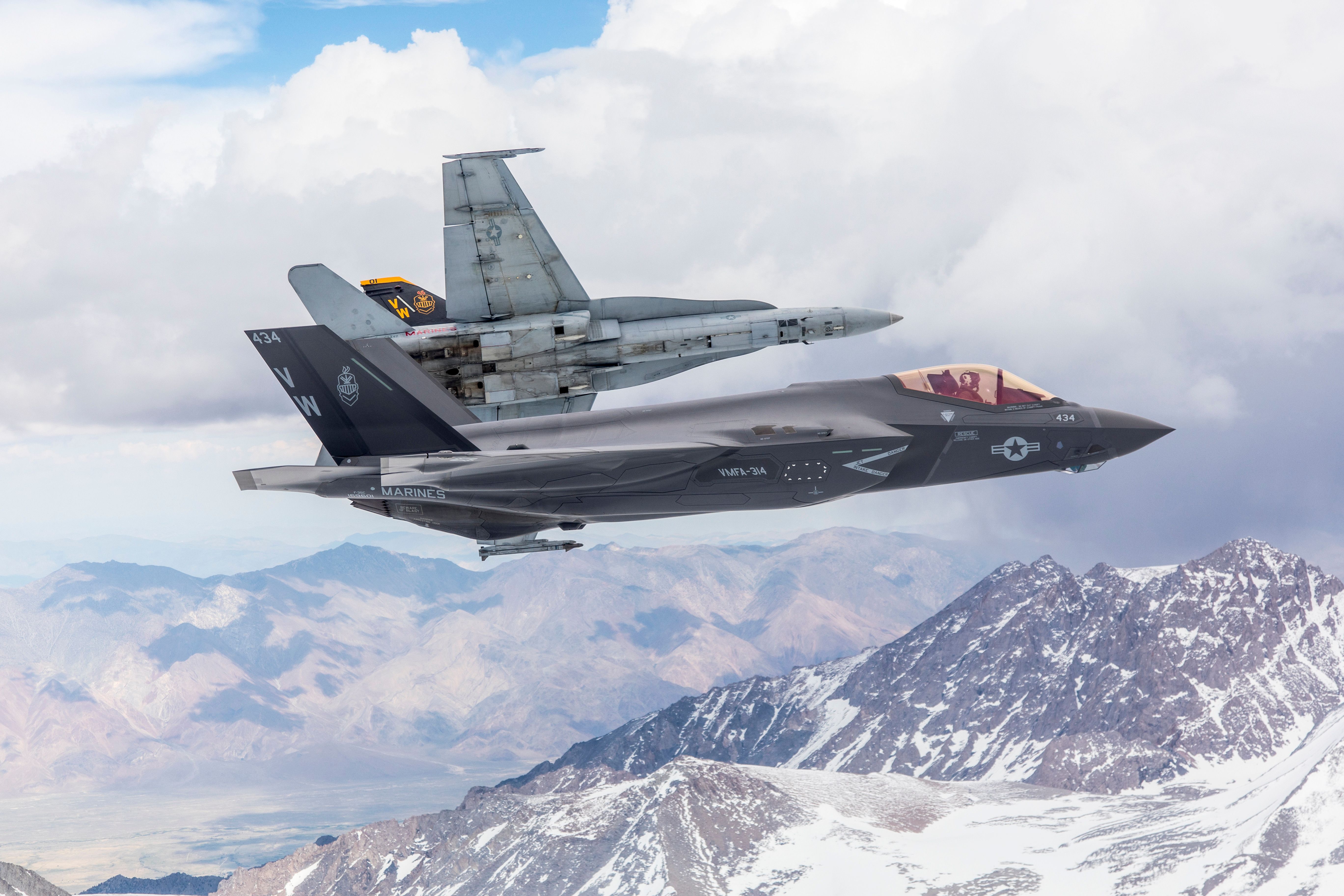 Foto de dois F-35Cs em voo