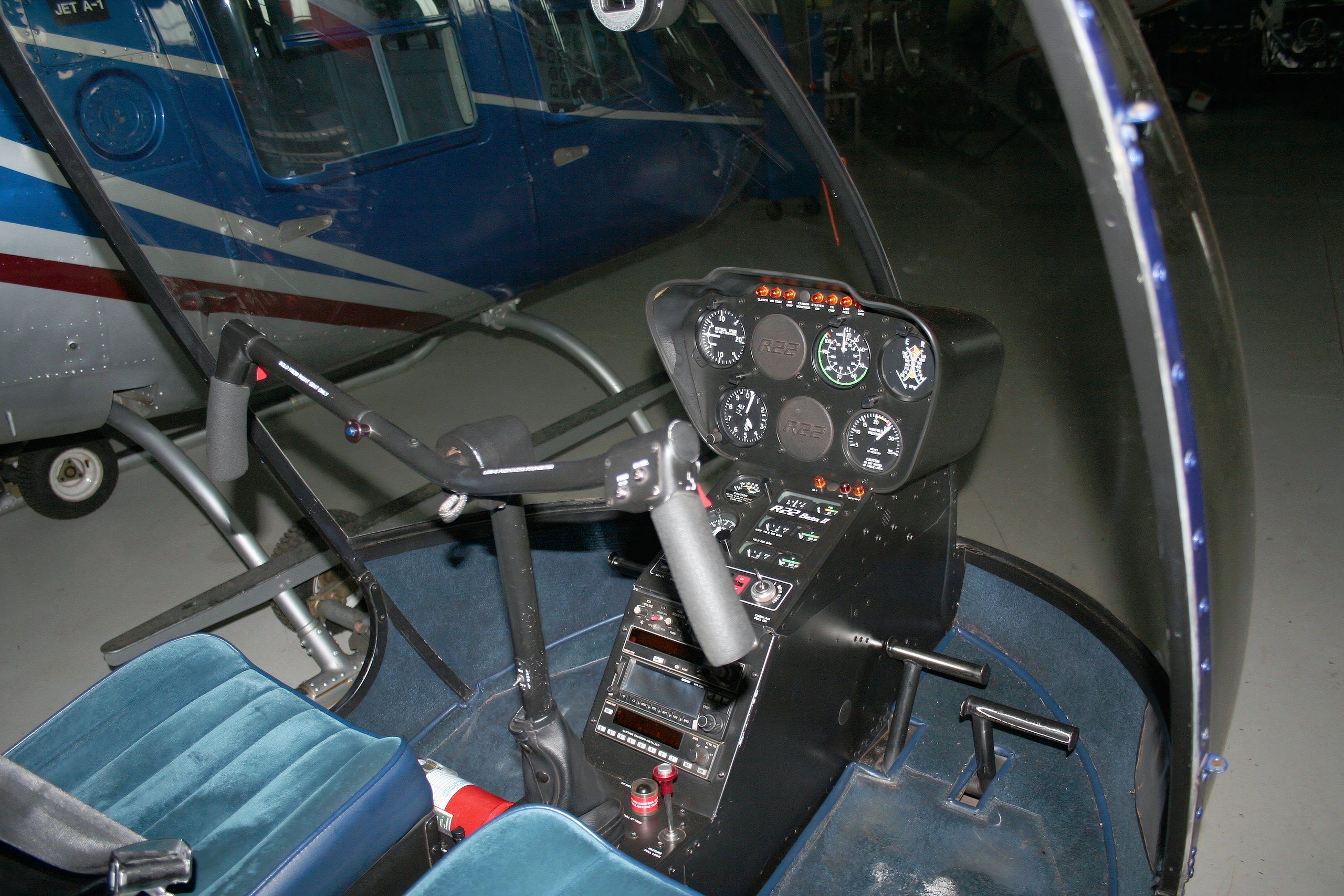 羅賓遜 R22 駕駛艙