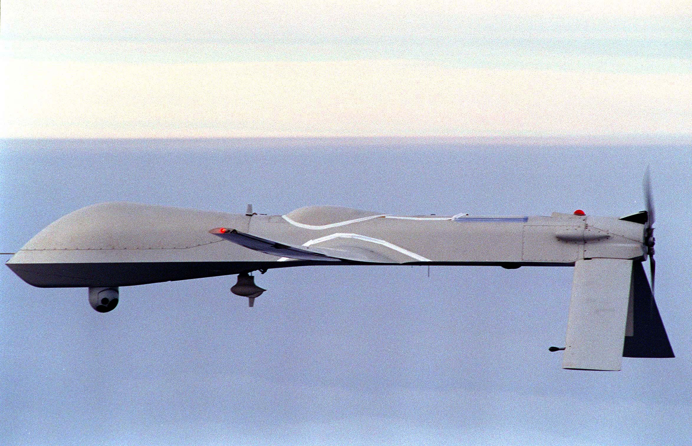 RQ-1_Predator_in_flight_near_USS_Carl_Vinson_(CVN-70)_951205-N-3149J-006