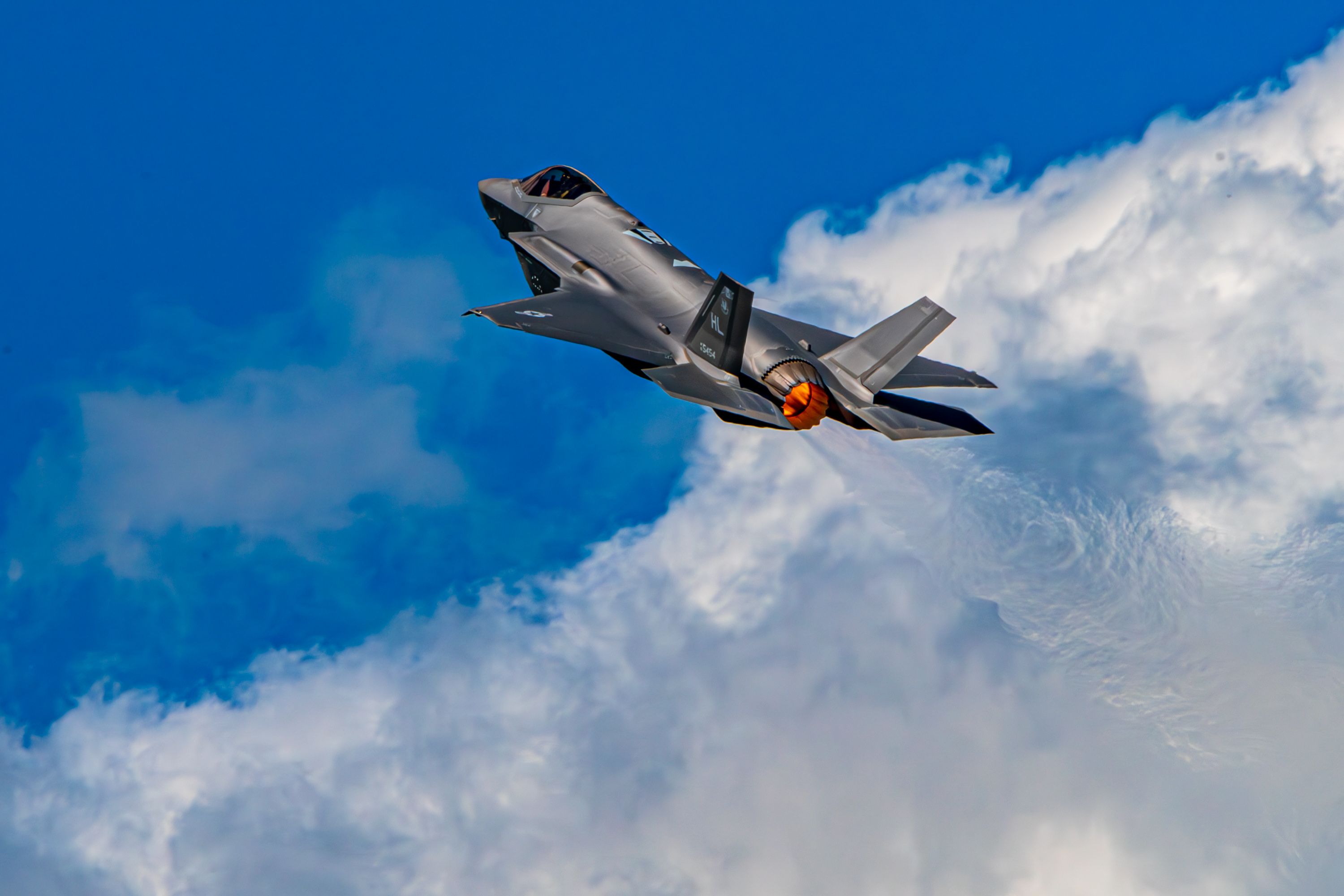 Beo 駕駛 F-35A 對抗 Beoregon 雲層 - 4x6