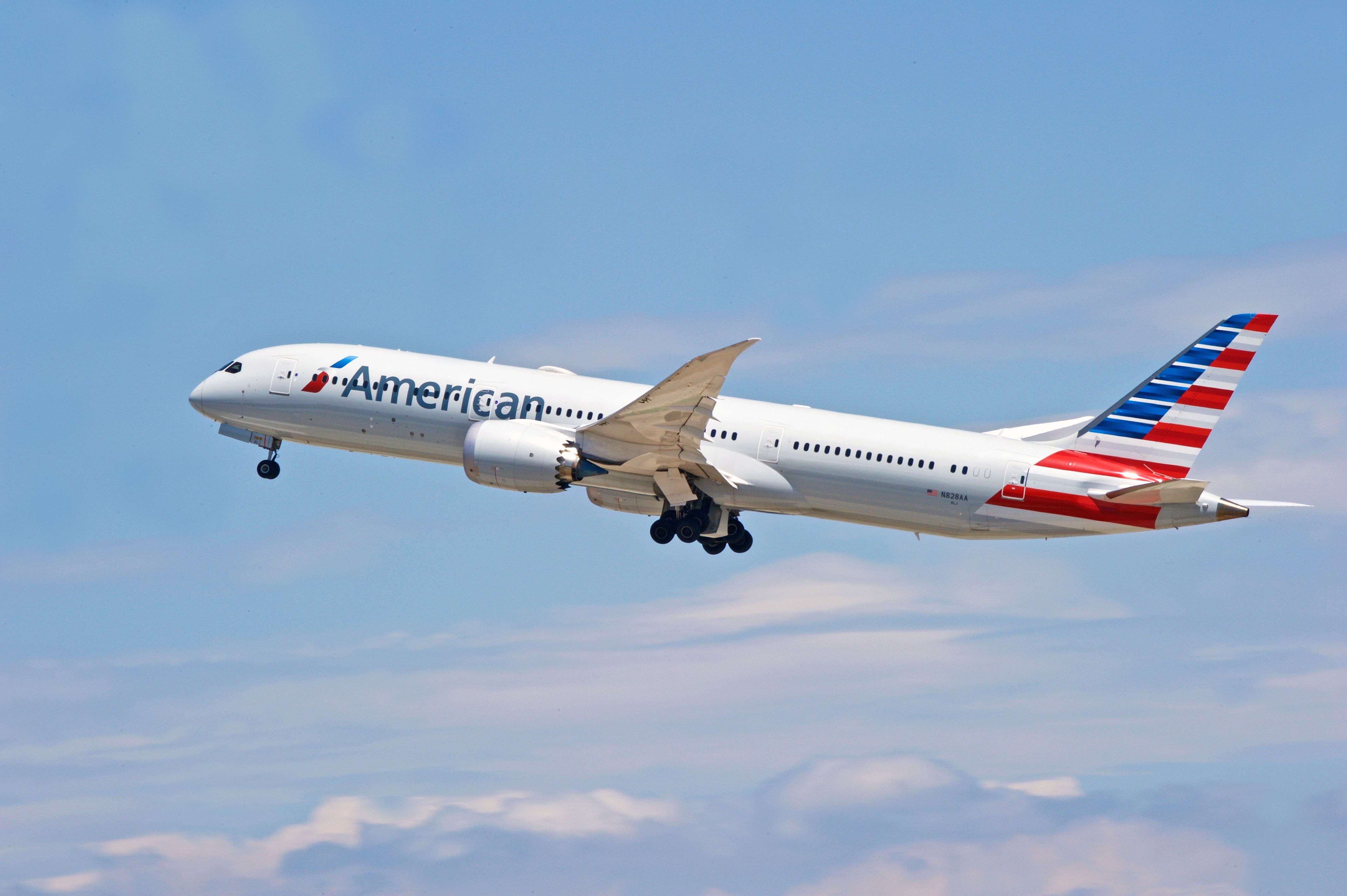 American Airlines Boeing 787-9 Dreamliner (N828AA) taking off.