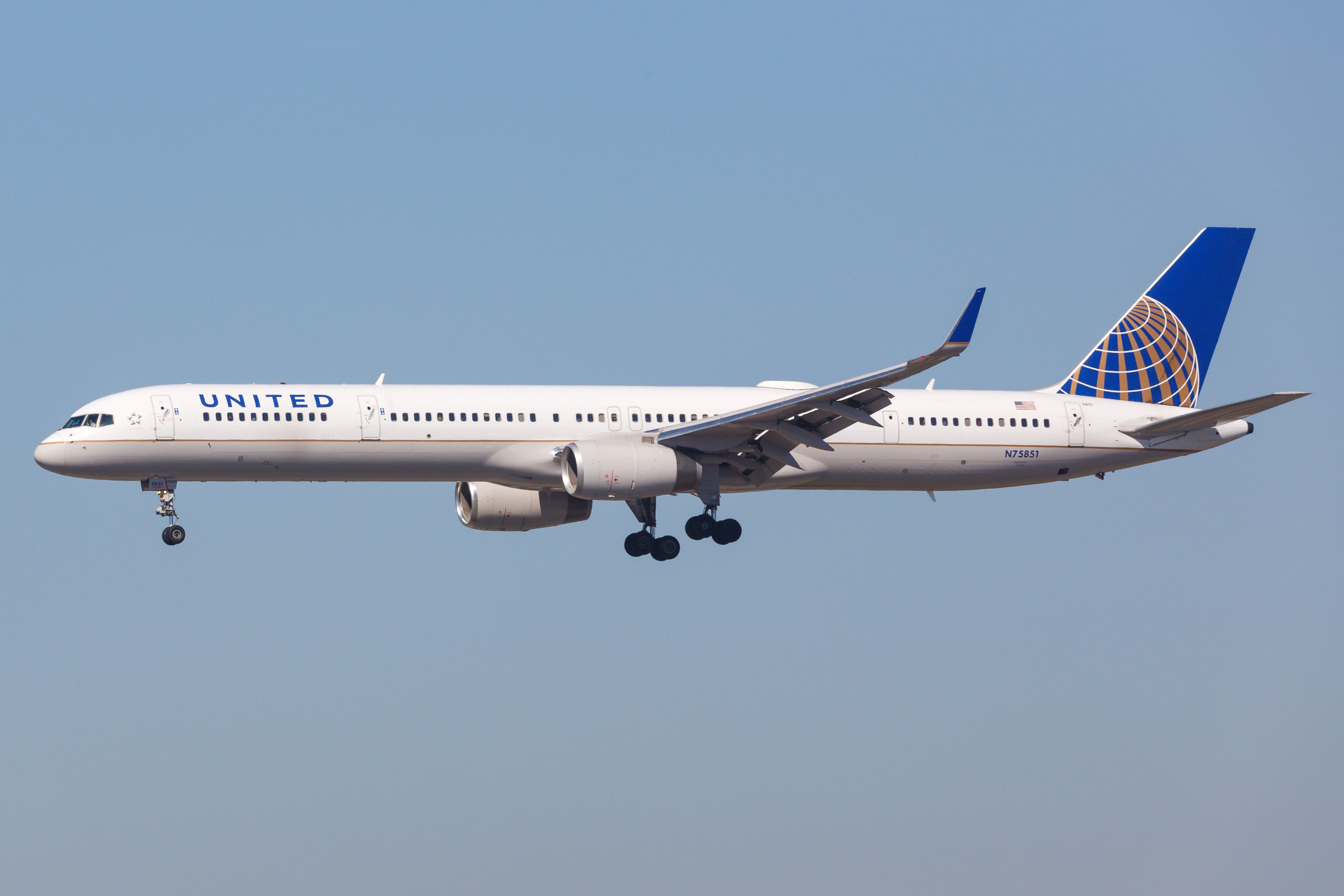 United Airlines Boeing 757-300 (N75851) on approach at Los Angeles International Airport.