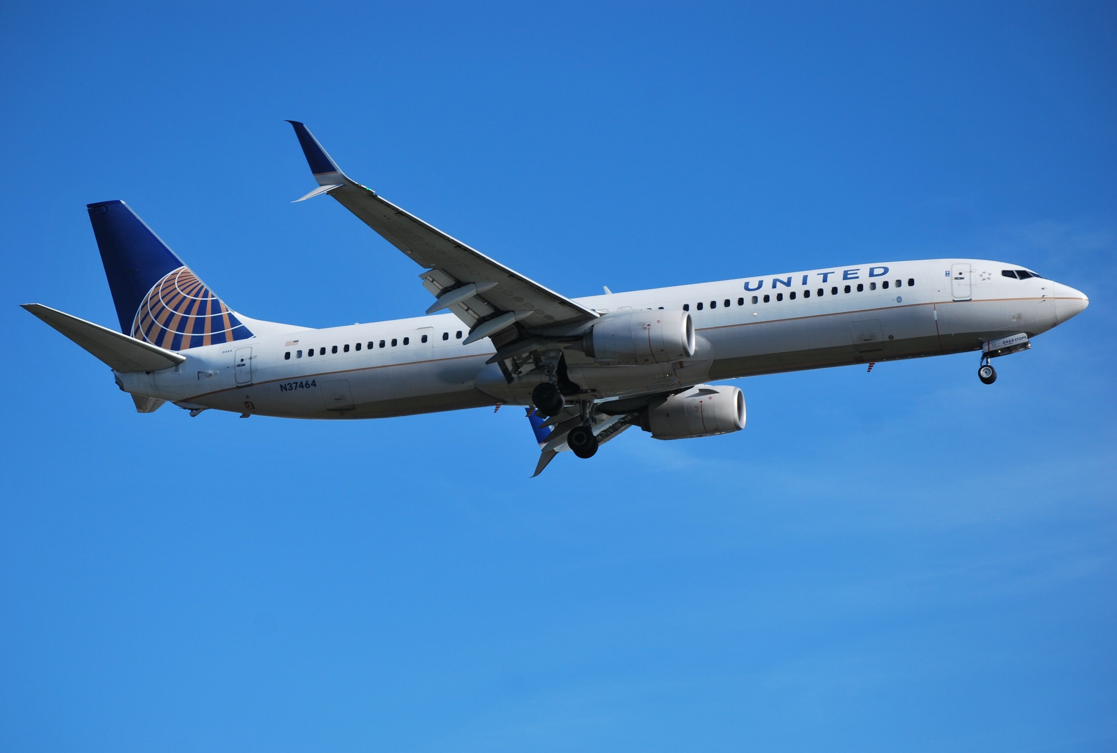 United Airlines Boeing 737-924/ER (N37464) on approach in Boston.