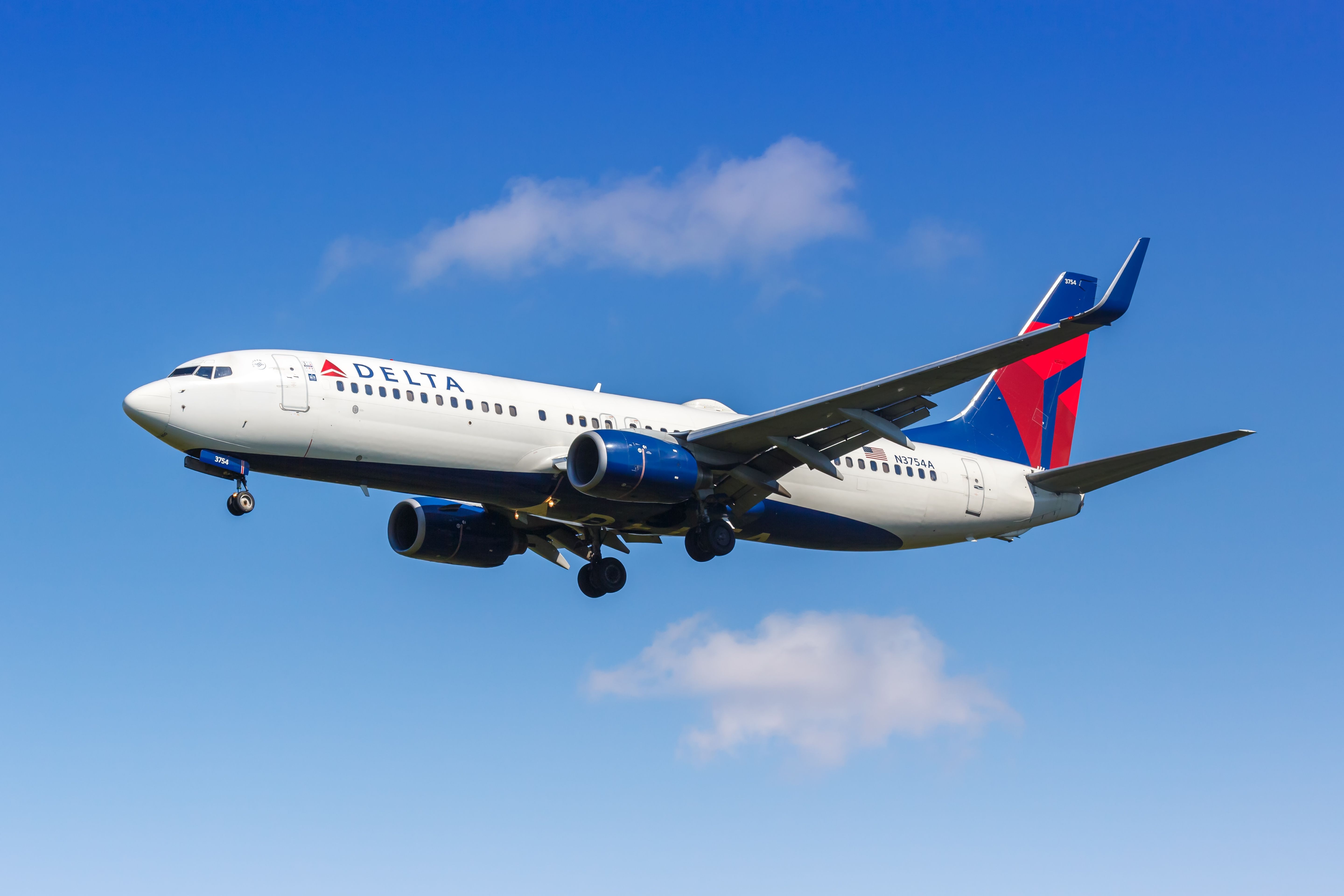 Delta Air Lines Boeing 737 Landing In New York