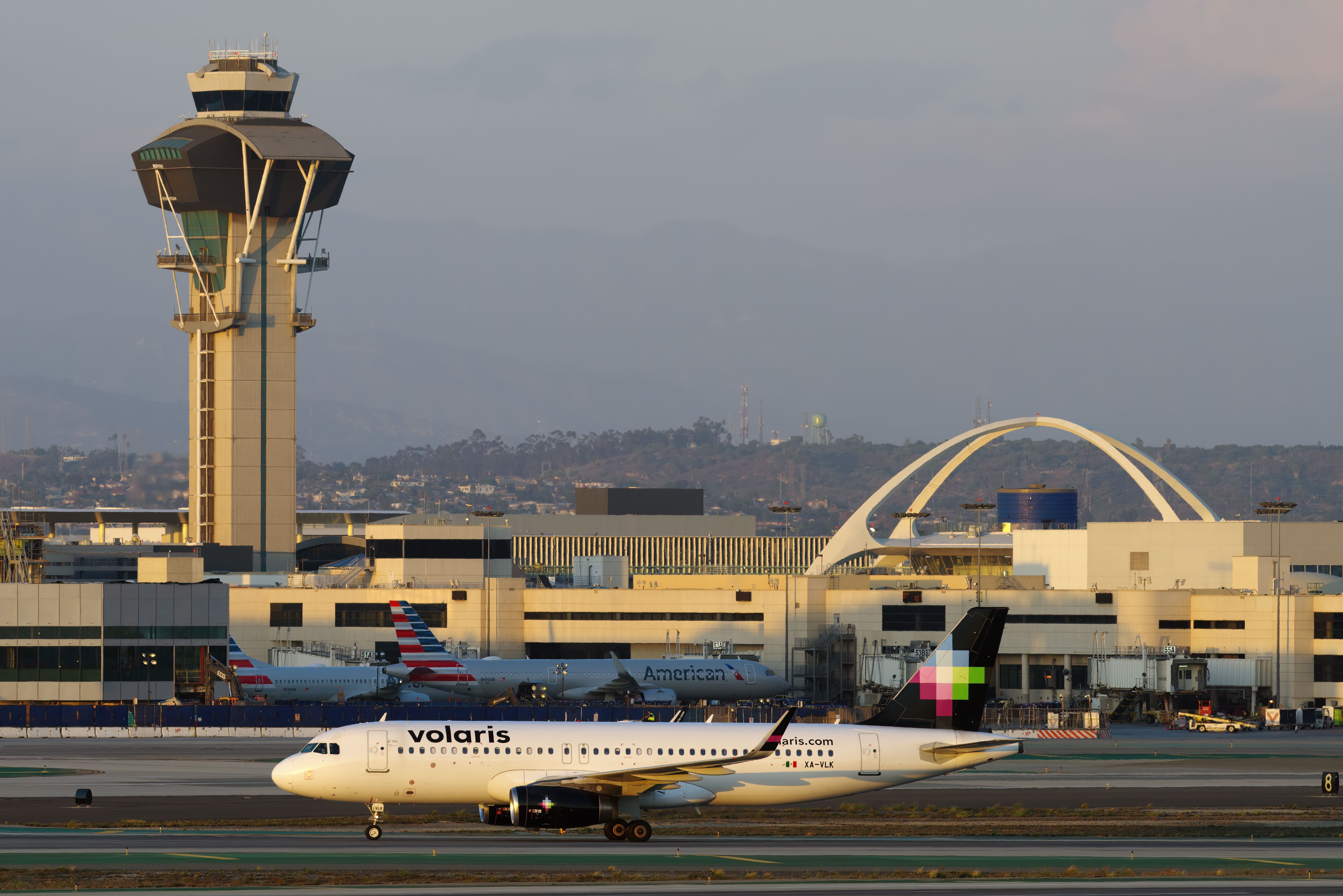 Volaris 空中巴士 A320 在洛杉磯滑行