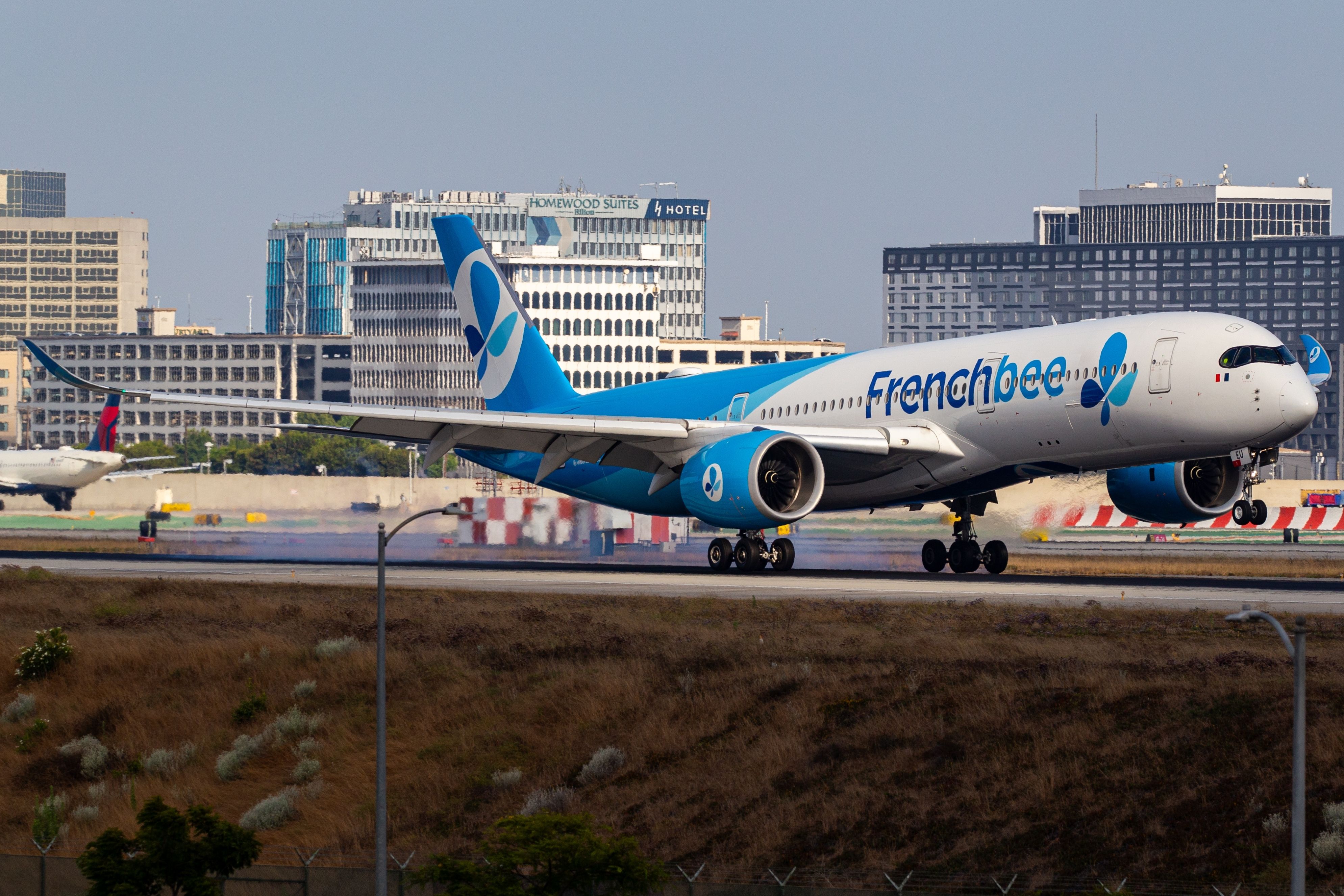 法國蜜蜂空中巴士A350降落洛杉磯