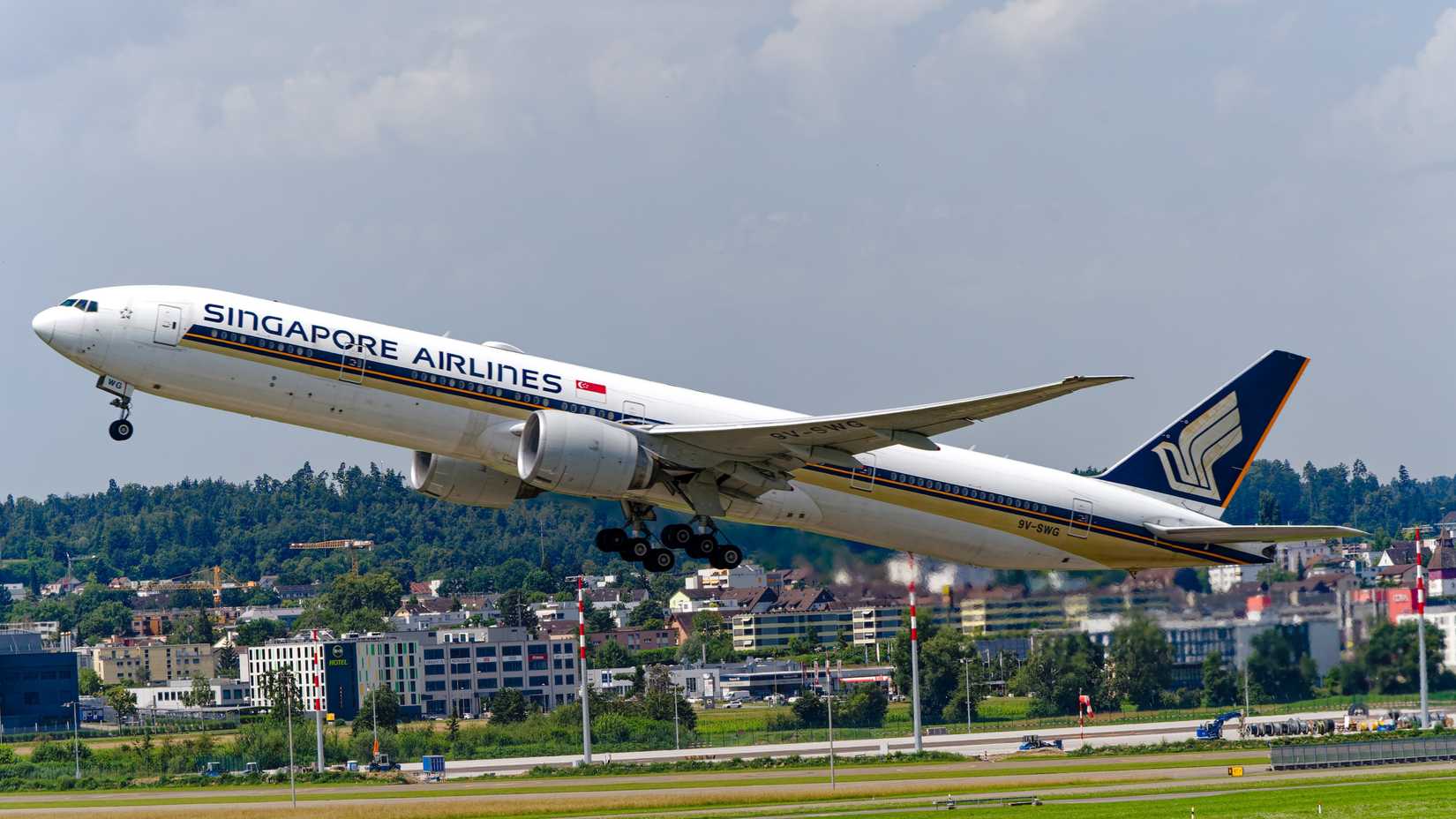 Singapore Airlines Boeing 777 Taking Off