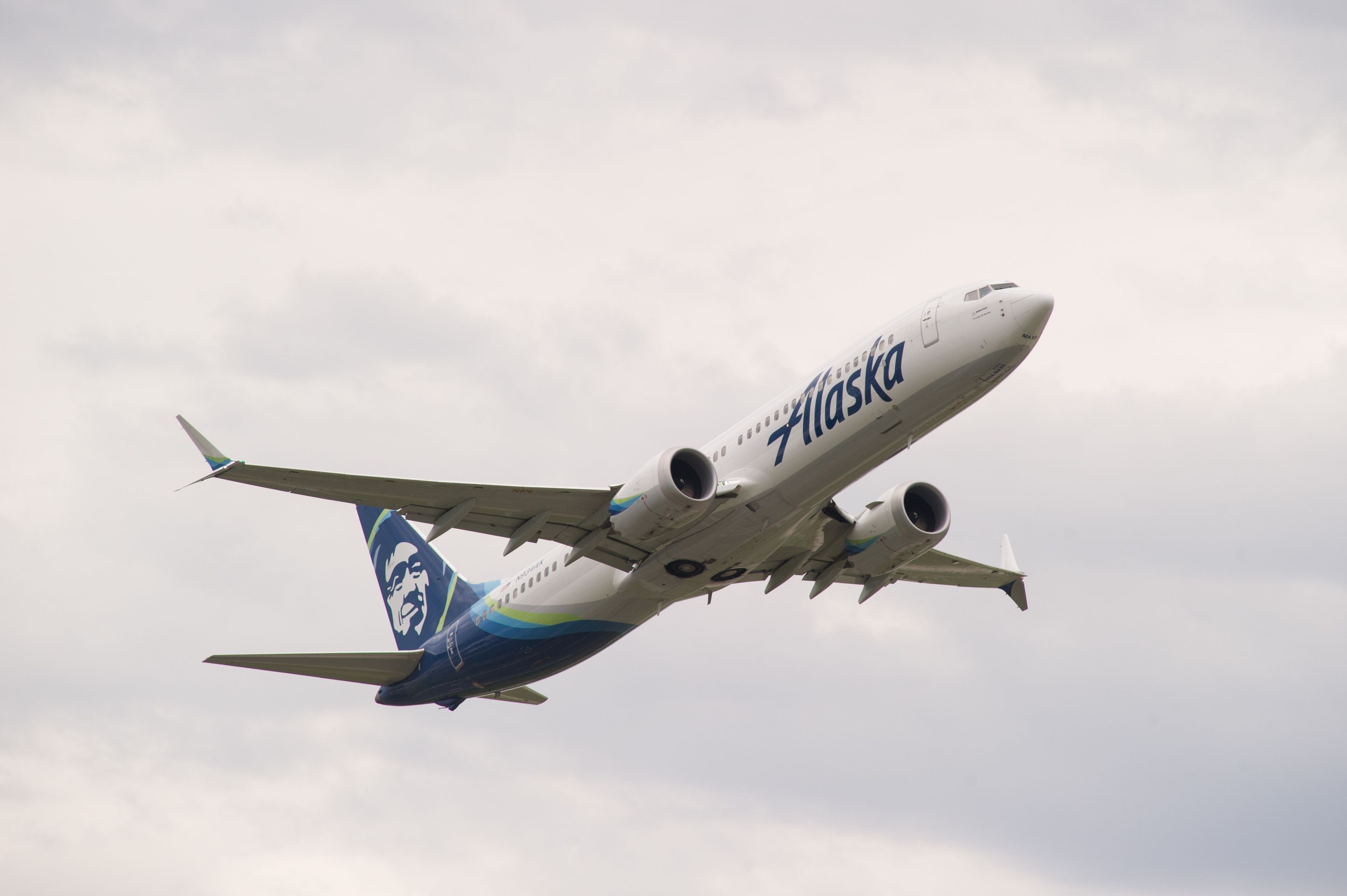 An Alaska Airlines Boeing 737 MAX 9 taking off