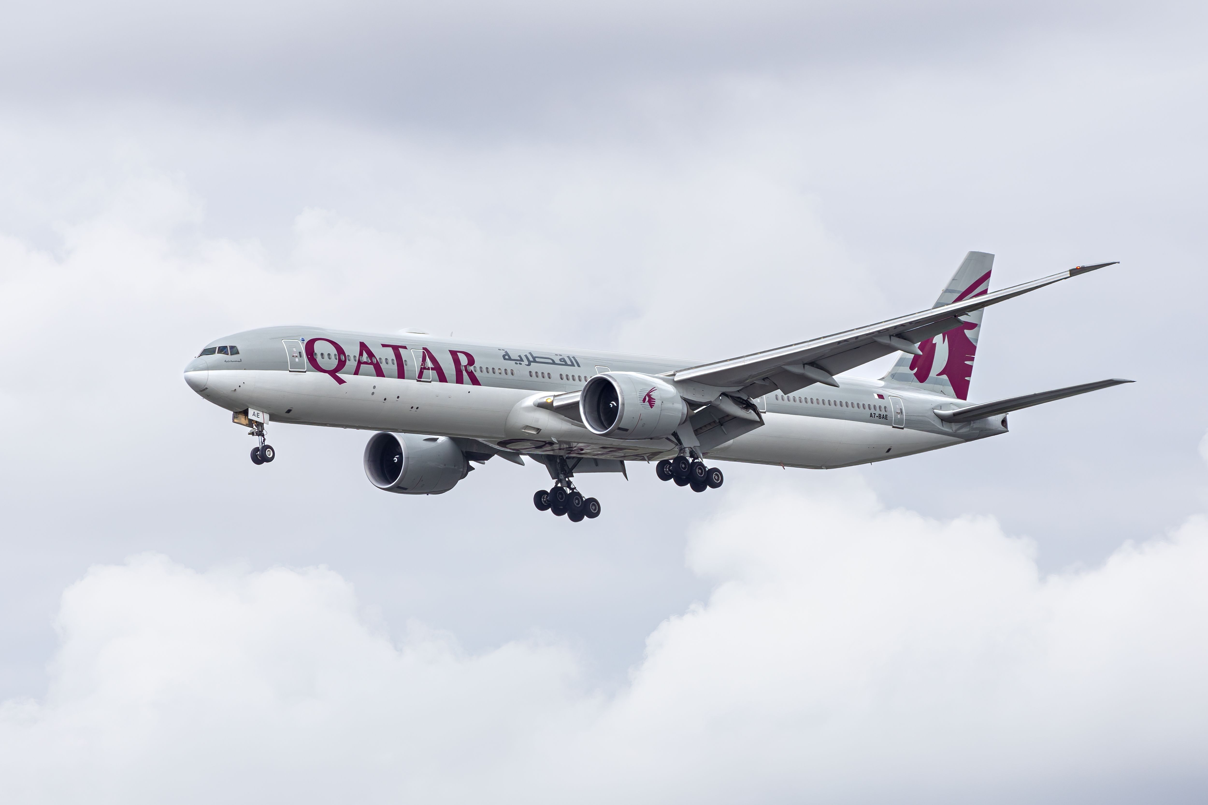 Qatar Airways Boeing 777 Landing In London