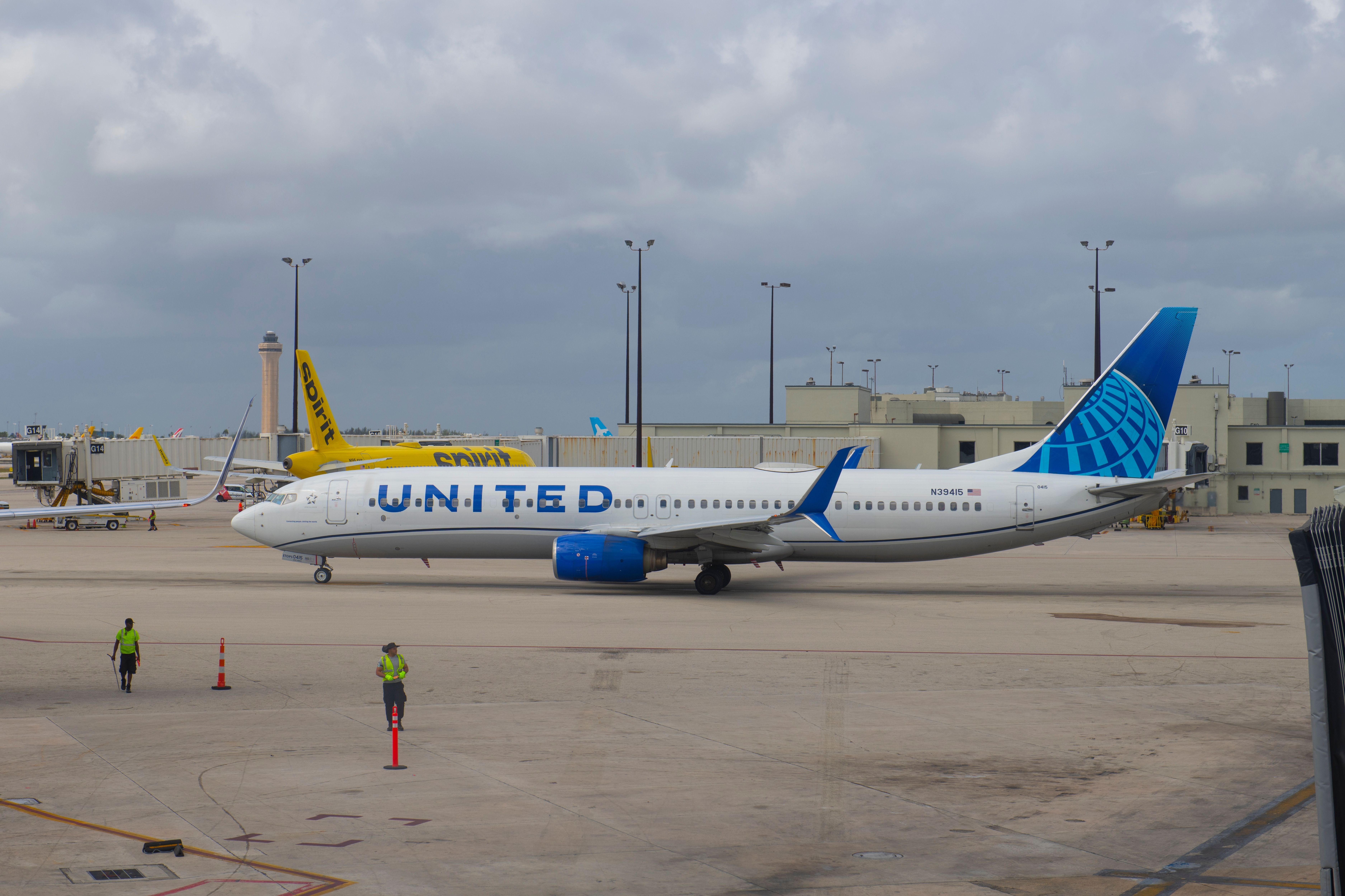 United Airlines Boeing 737-924/ER (N39415) at Miami International Airport.