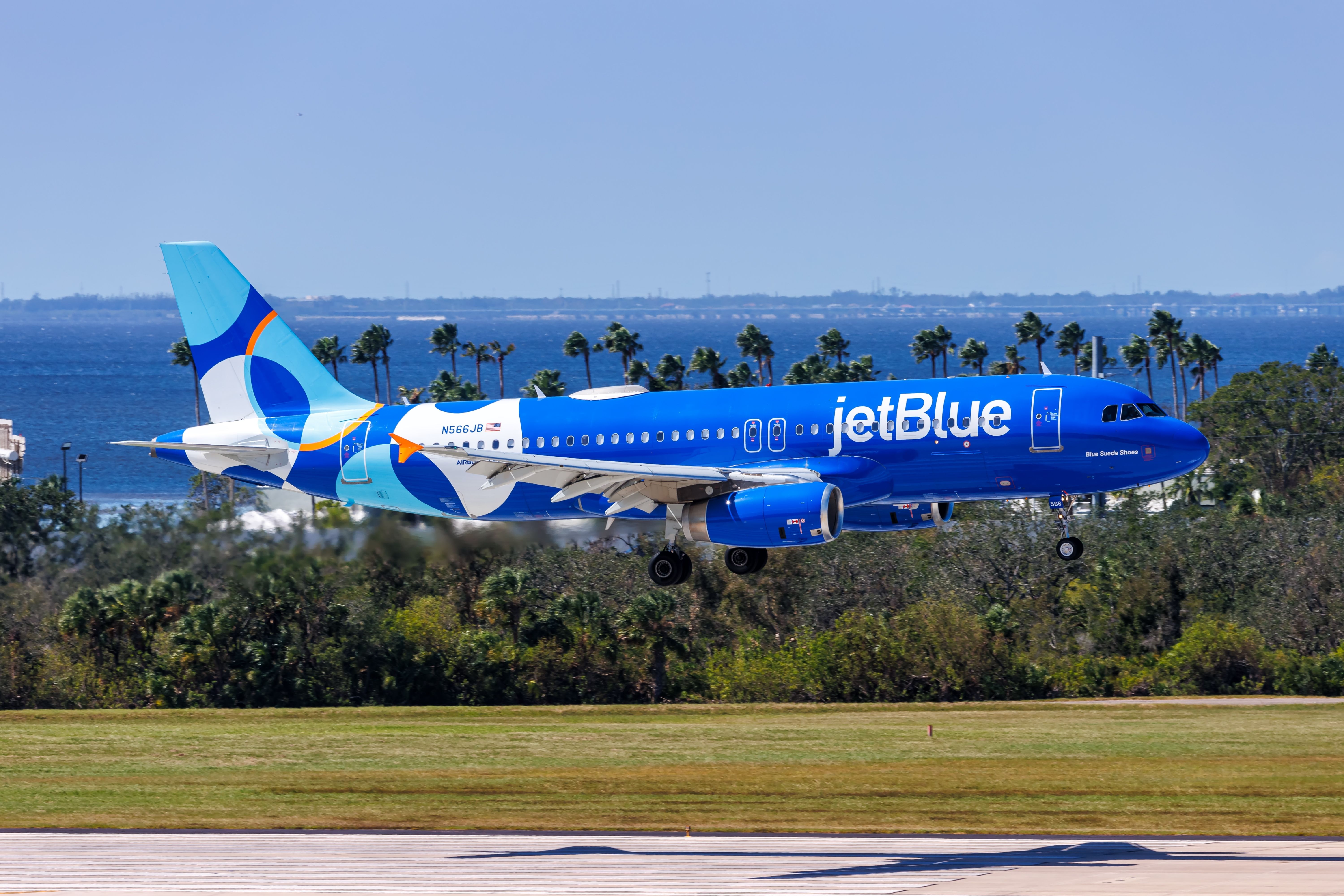 JetBlue Airways Airbus A320-232 (N566JB) landing at Tampa International Airport.