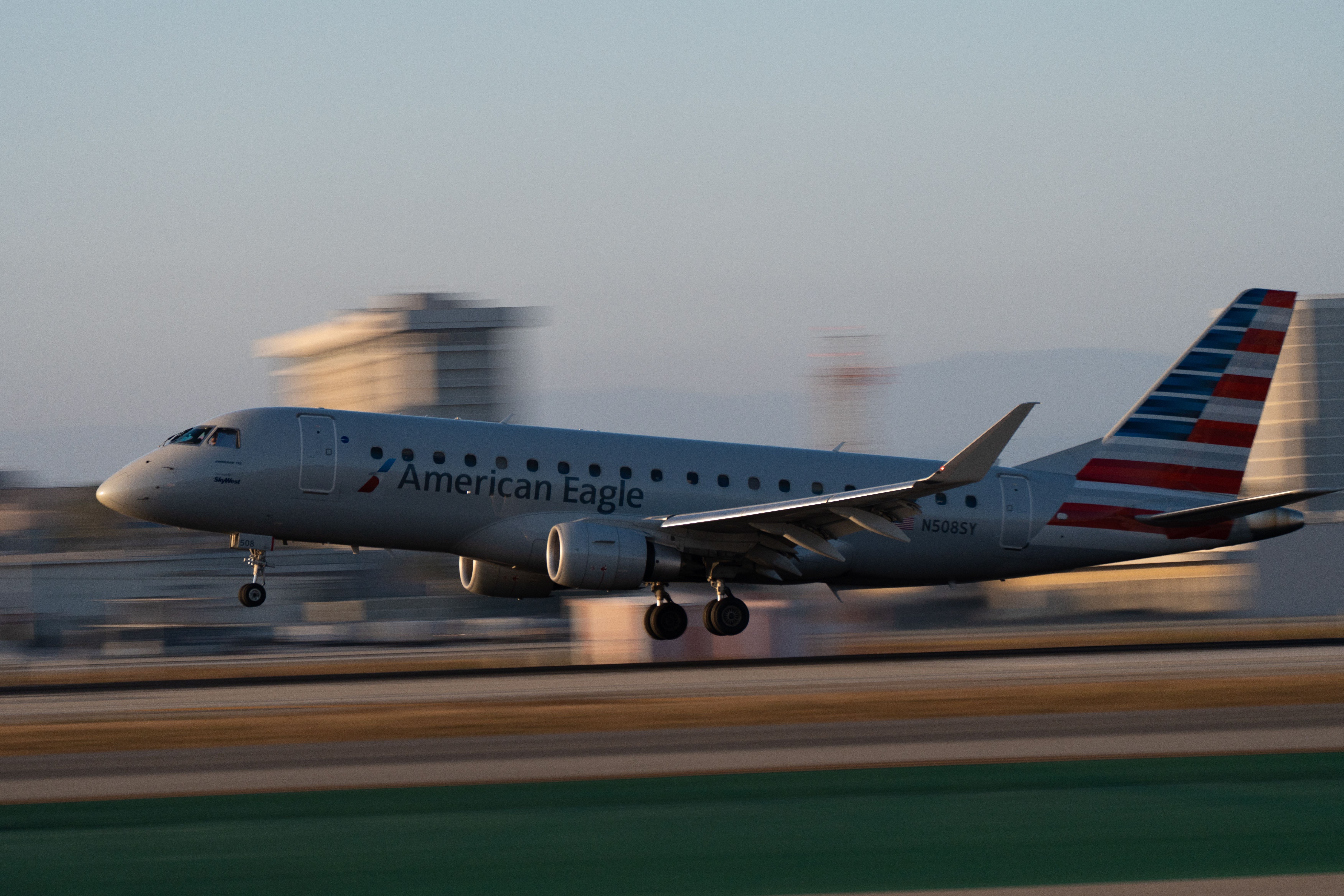 American Eagle Embraer E175 Landing In Los Angeles