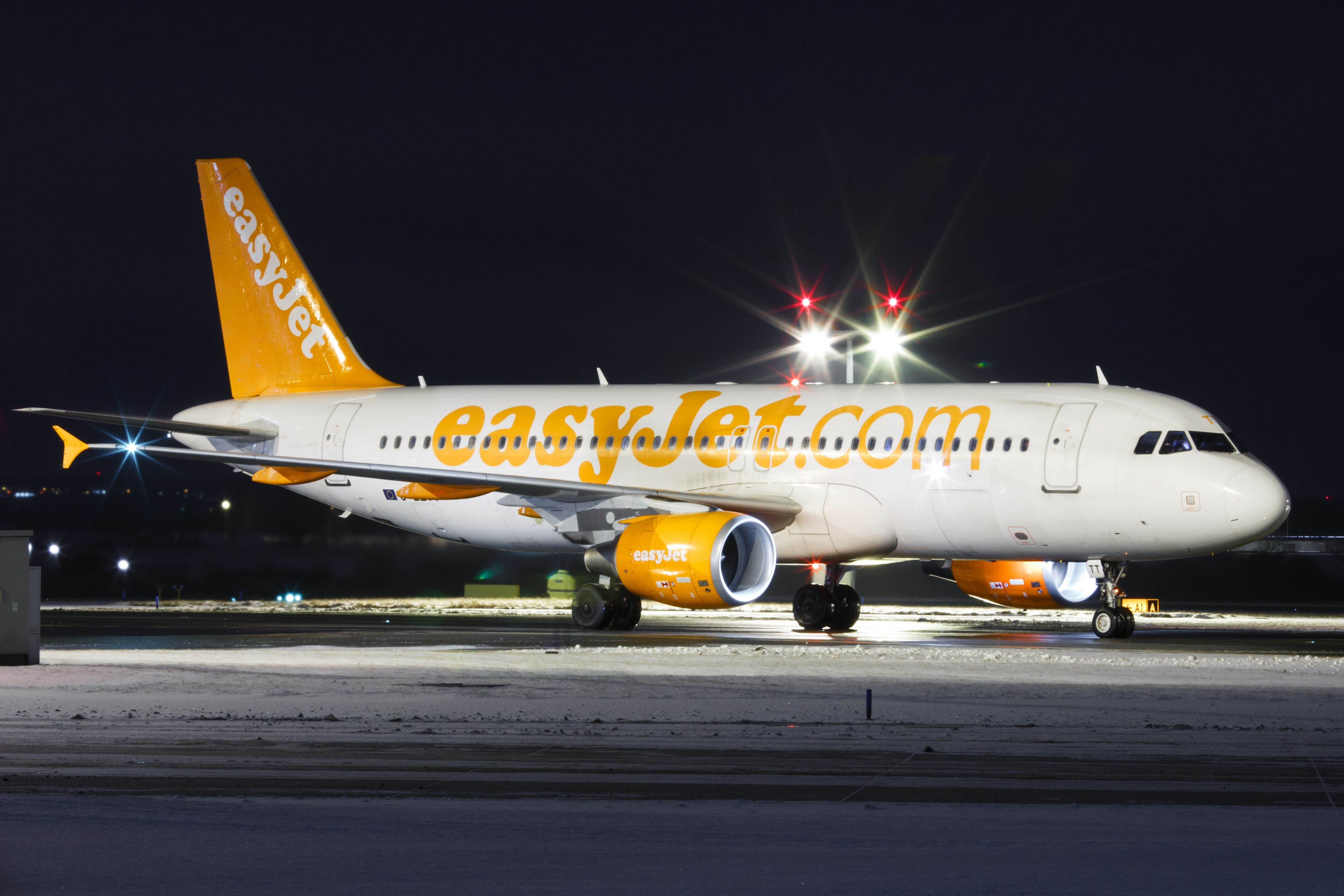 易捷航空 A320 夜間在布拉格滑行