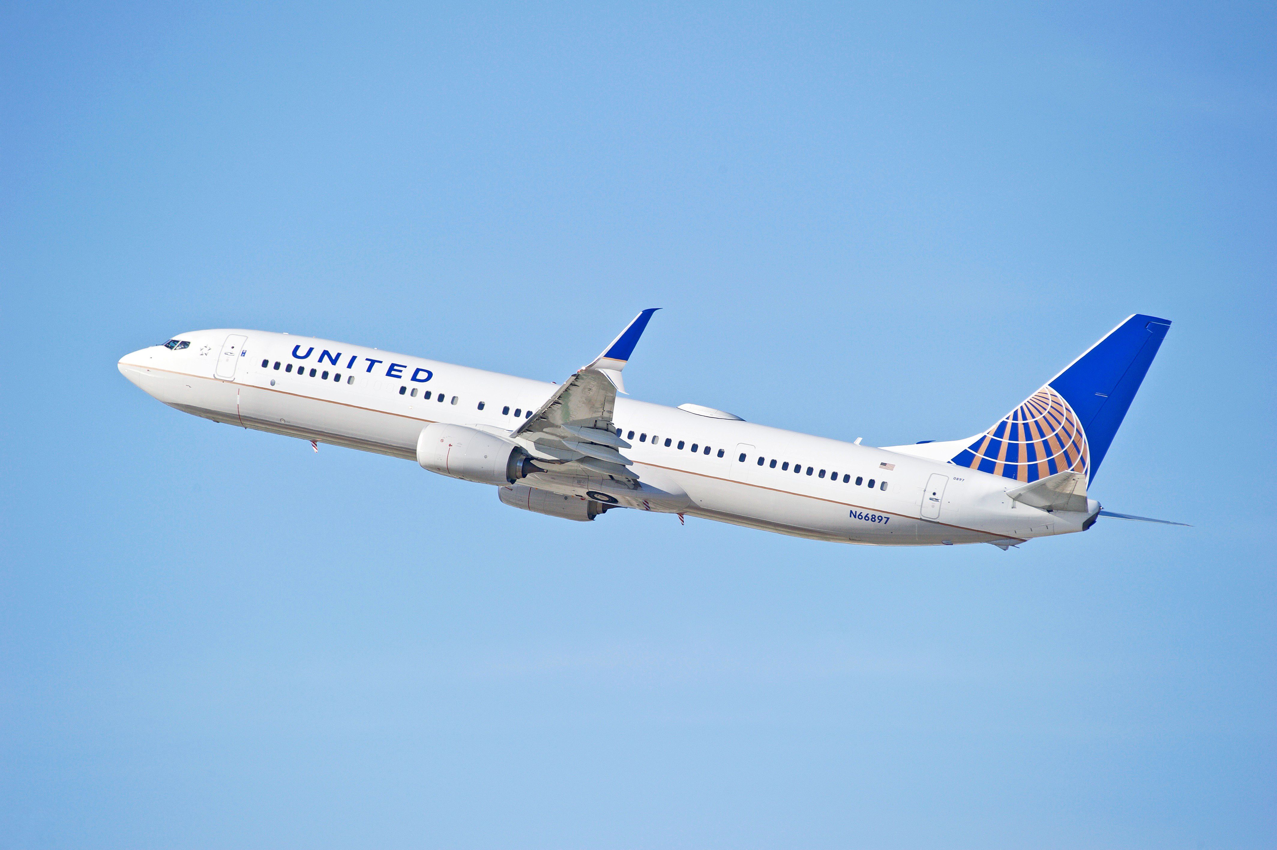 United Airlines Boeing 737-924ER (N66897) taking off from Los Angeles International Airport.