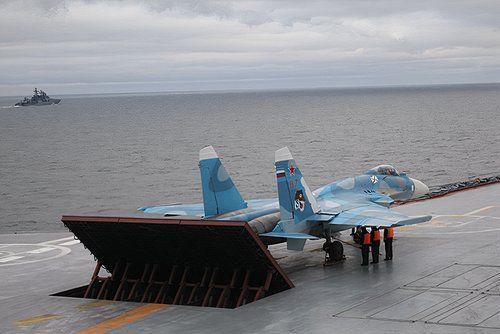 Sukhoi_Su-33_on_Admiral_Kuznetsov-2