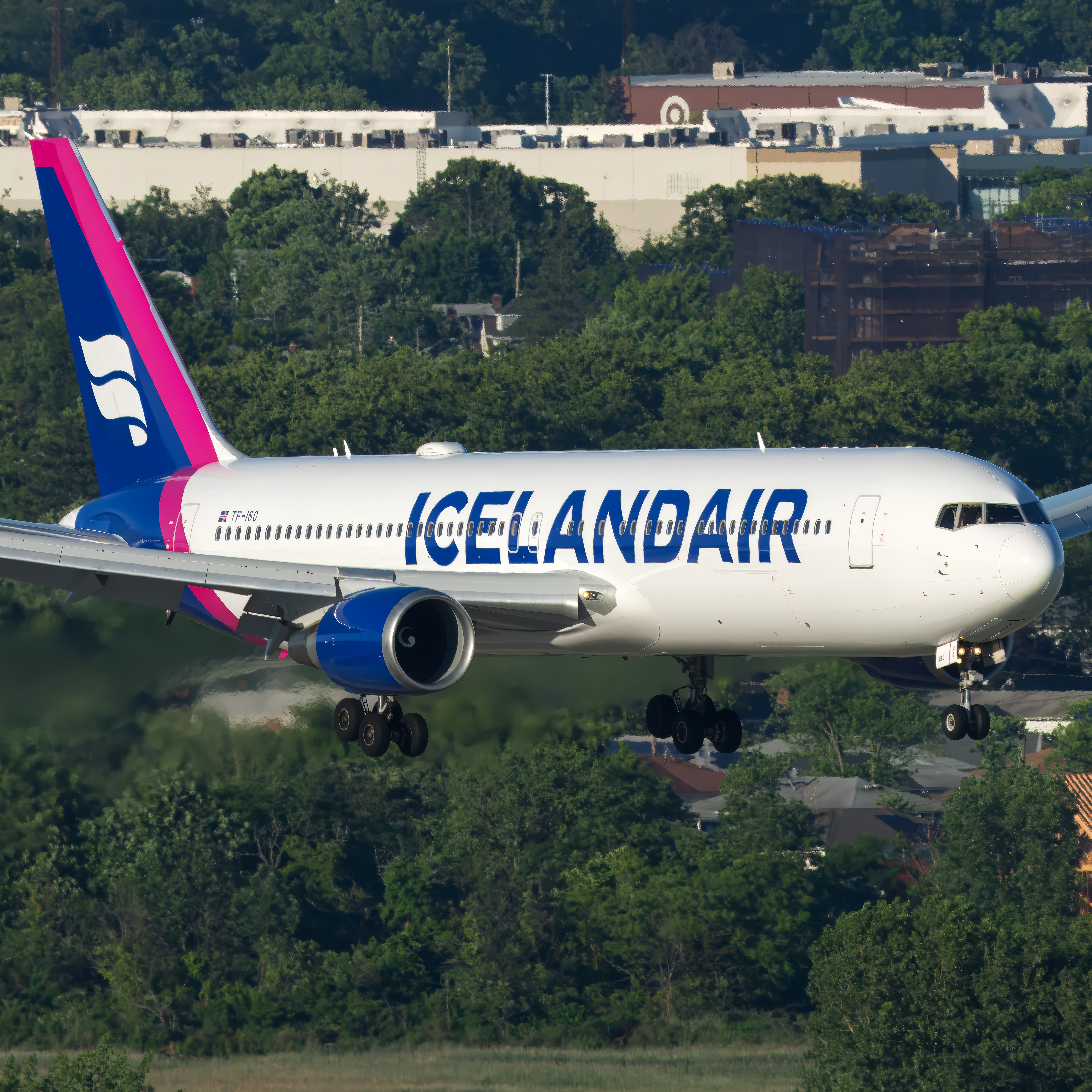 TF-ISO Icelandair Boeing 767-319(ER) (3)