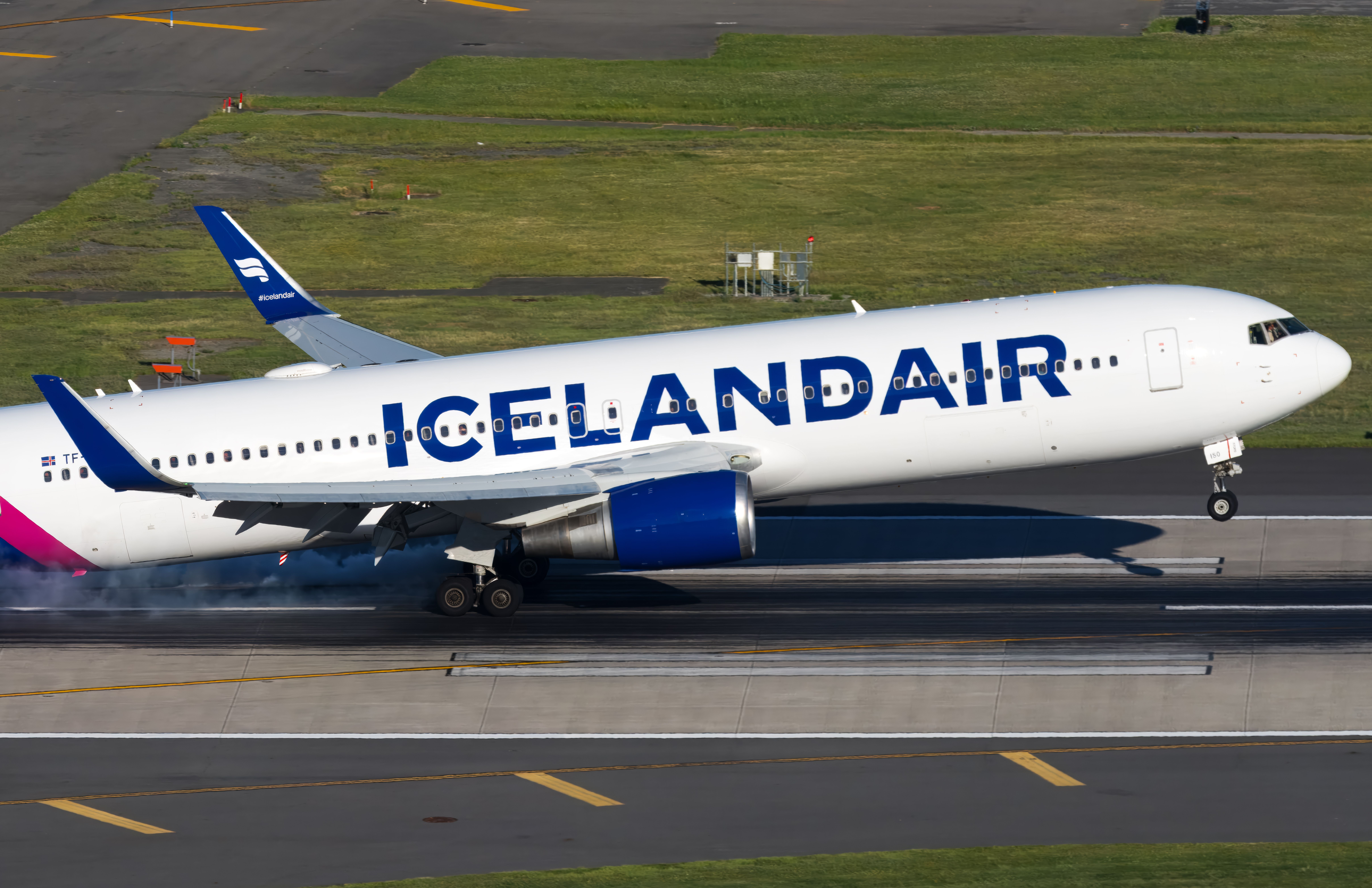 TF-iso Icelandair Boeing 767-300