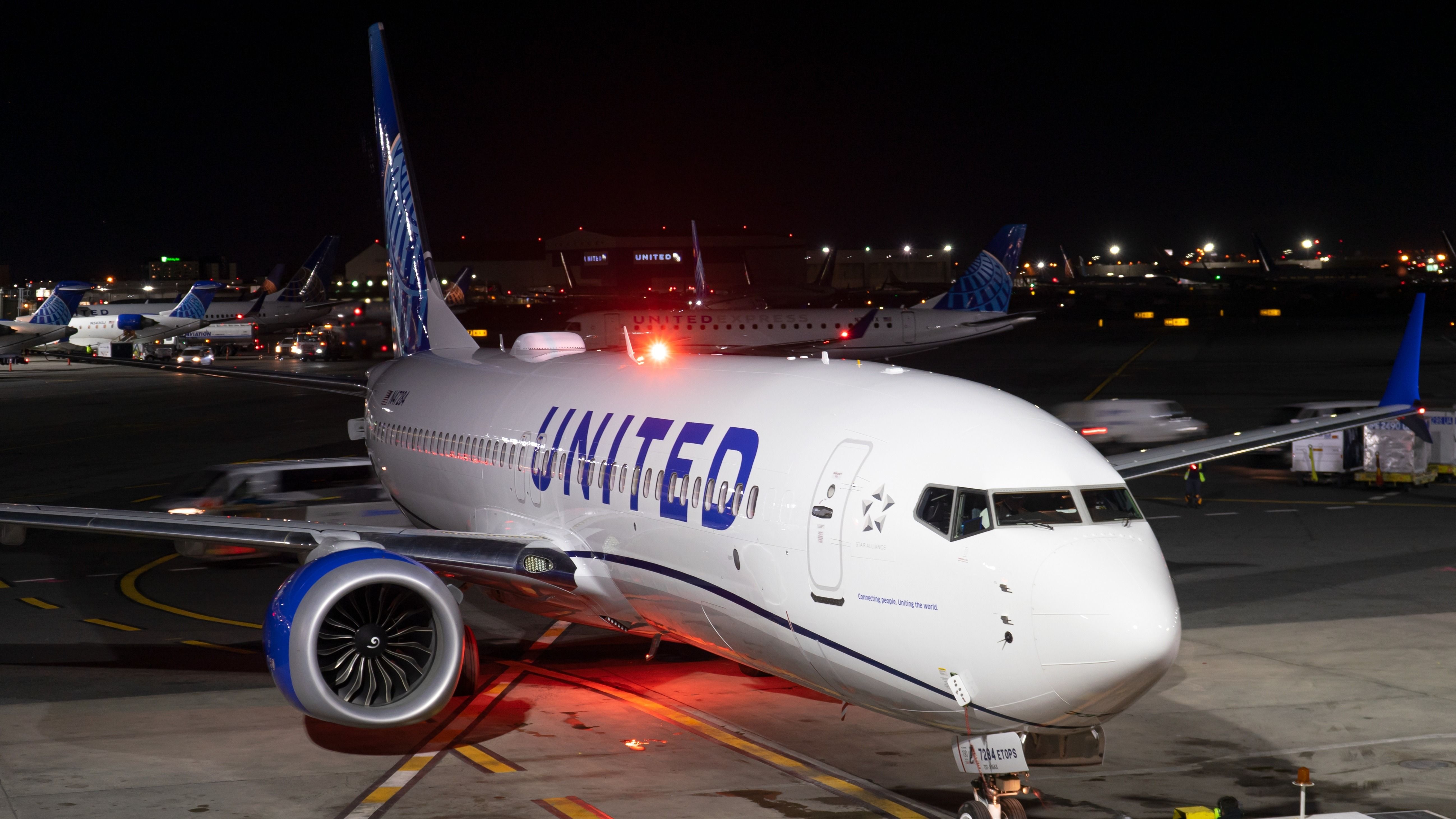 United Airlines Boeing 737 at EWR shutterstock_2251206063