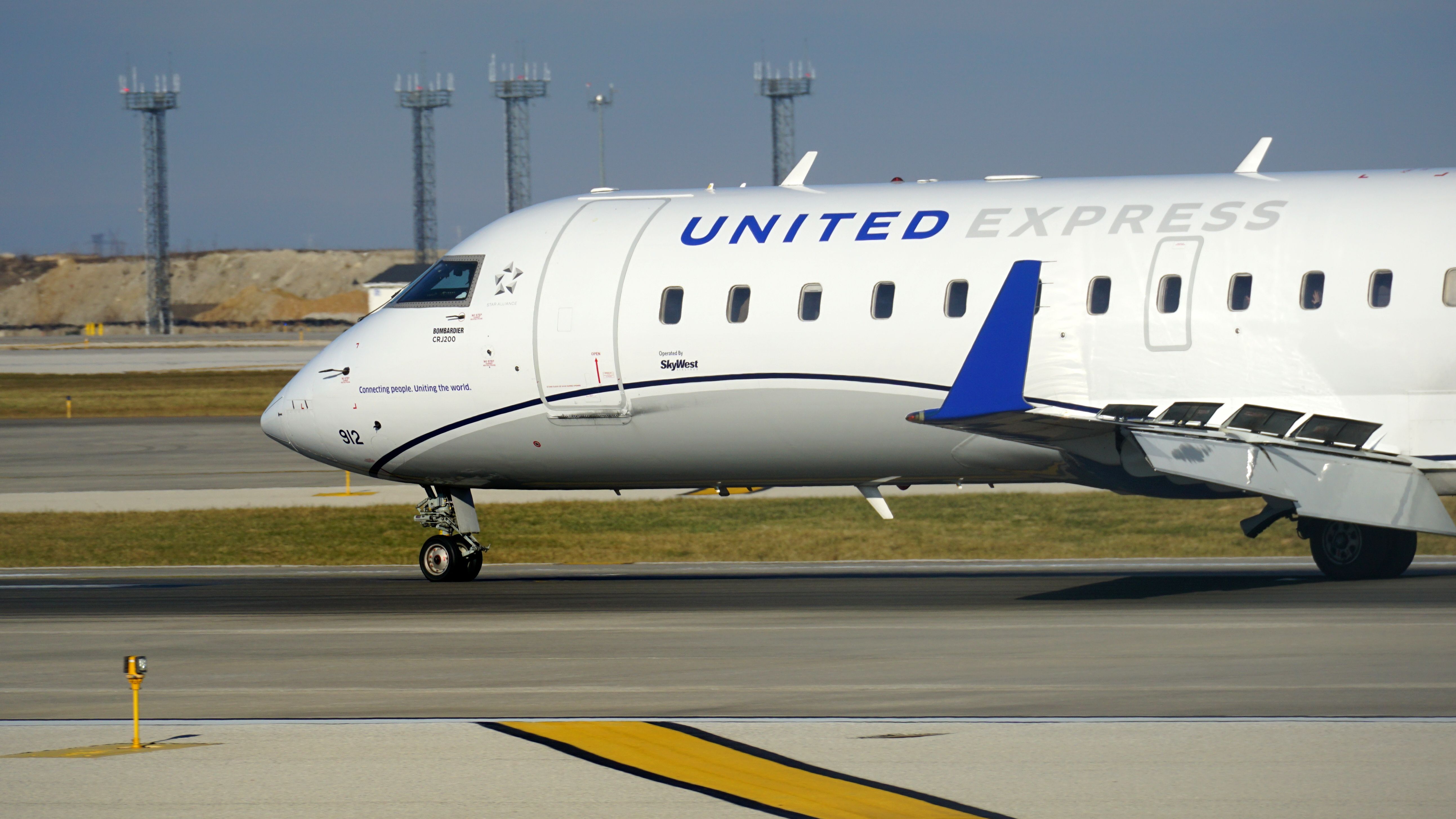 地面shutterstock_2113352063上的United Express CRJ700