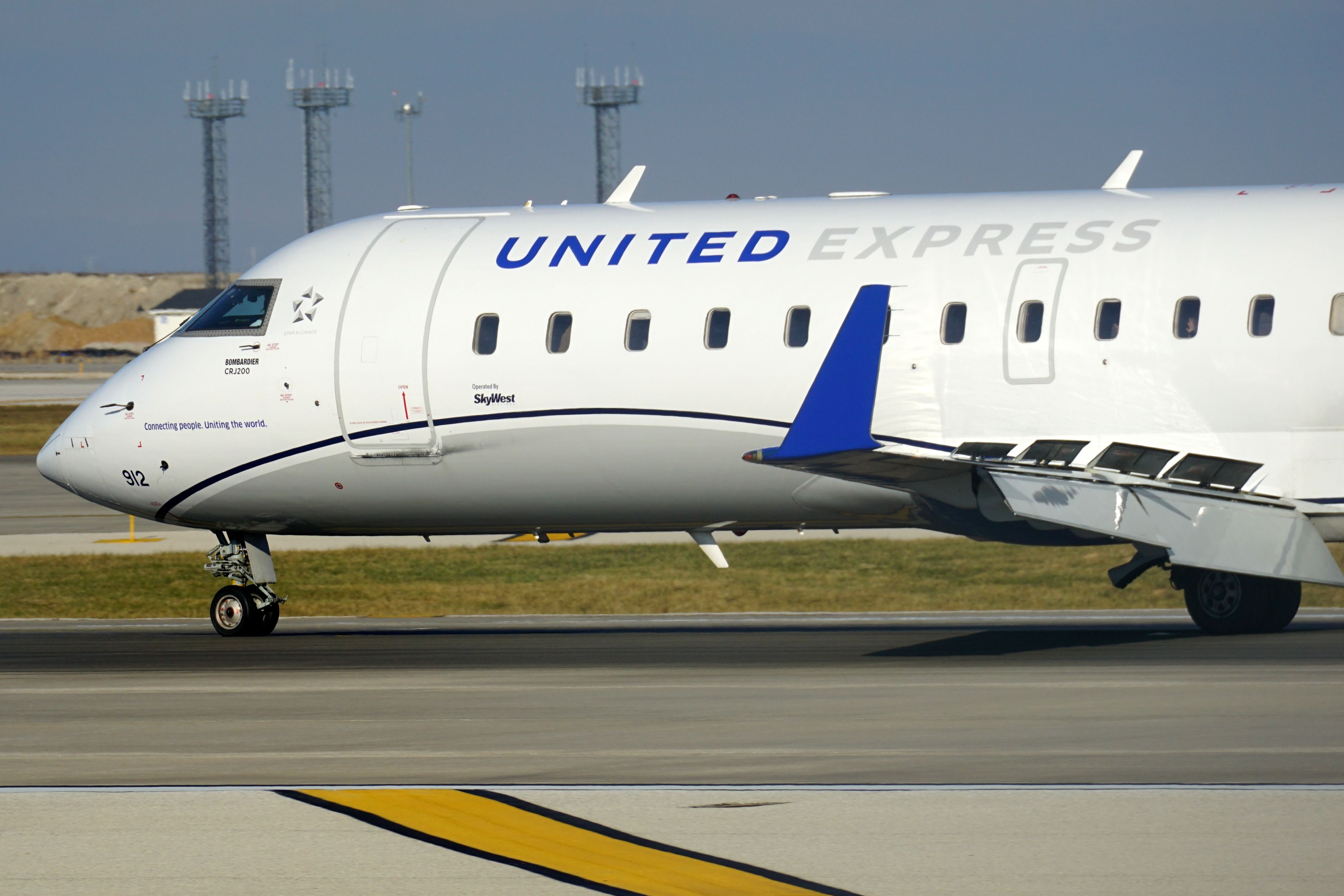 United Express CRJ700 shutterstock_2113352063