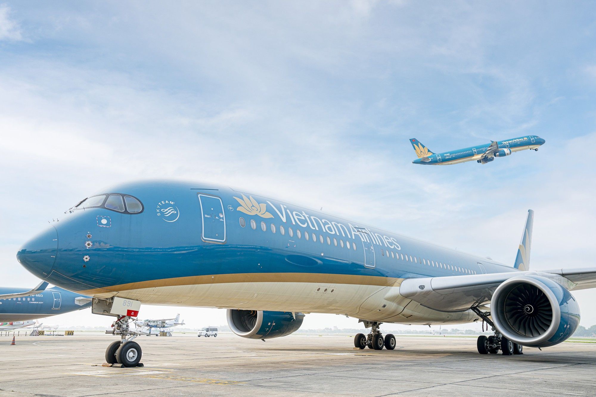 Vietnam Airlines Airbus A321 Taking Off Over A350