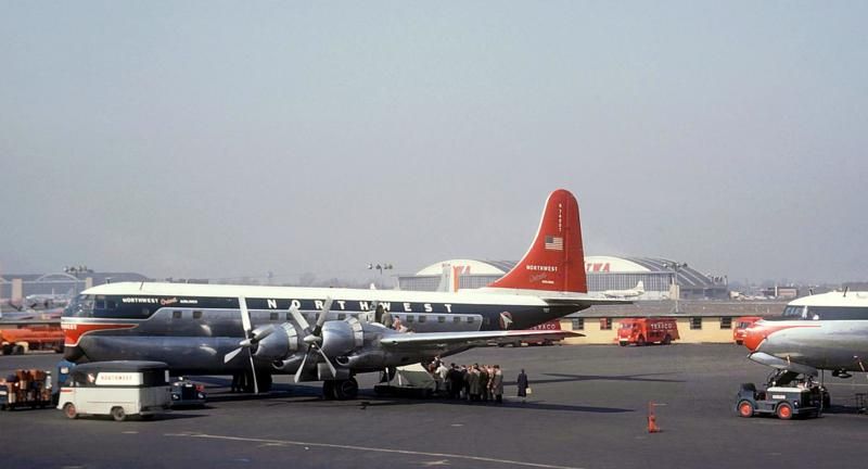 芝加哥中途機場 - 西北航空公司 - 波音377