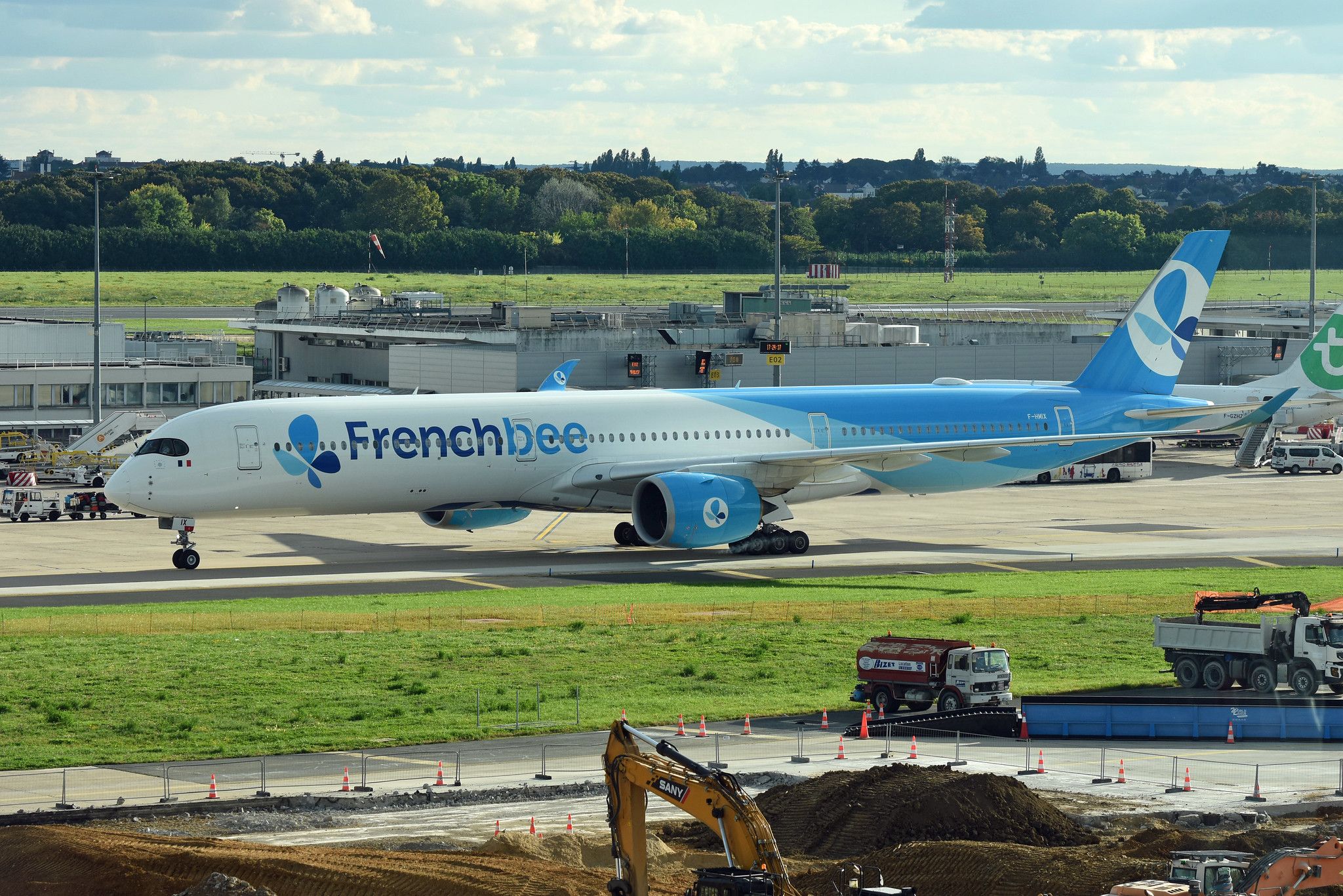 法國蜜蜂空中巴士 A350-1000 在巴黎奧利機場滑行