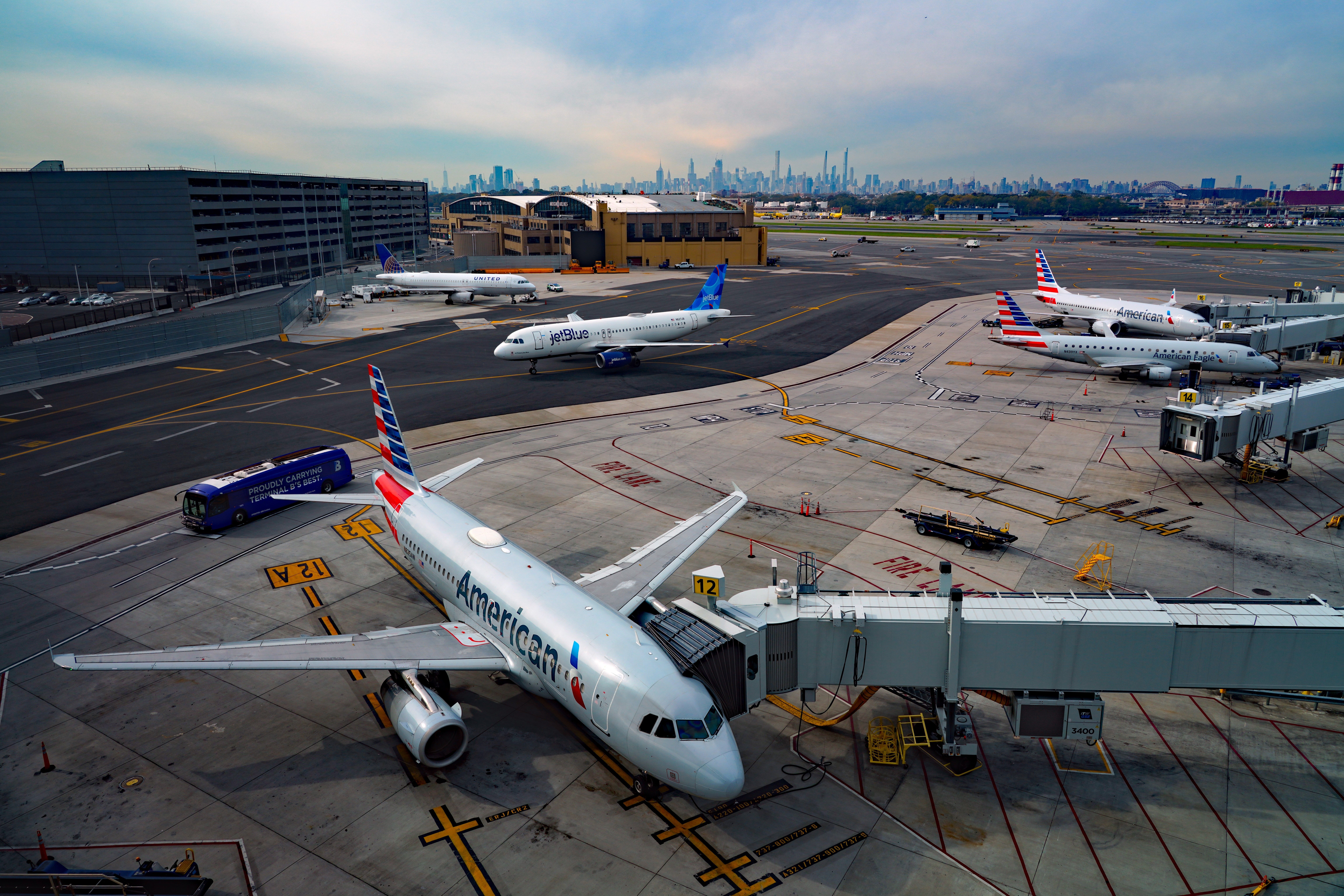 紐約拉瓜迪亞機場LGA Shutterstock_2407069165的美國航空公司和捷藍色飛機