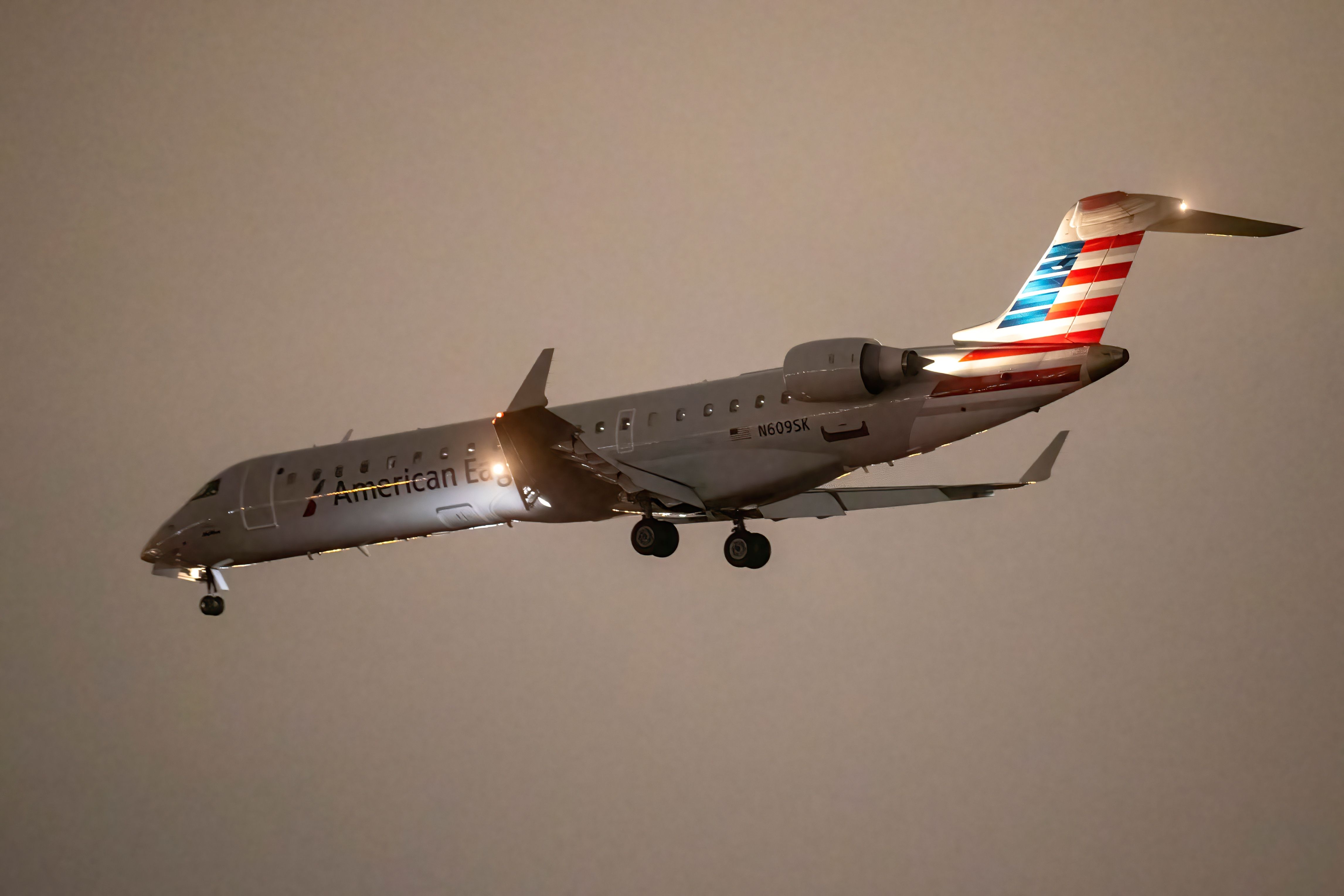 美國鷹三菱CRJ700在洛杉磯國際機場Lax Shutterstock_2575911787降落