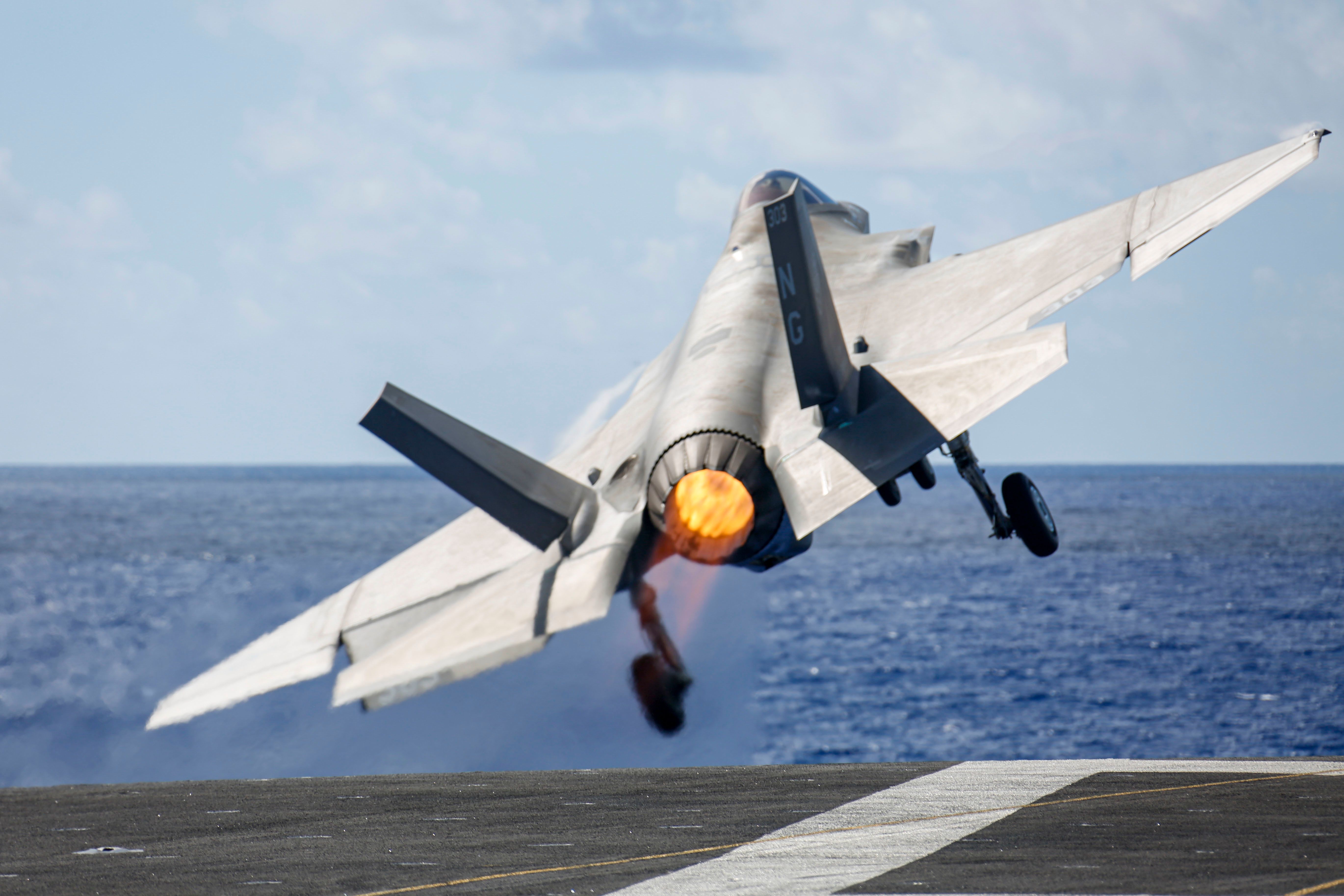 AN_F-35C_TOOK_OFF_FROM_USS_ABRAHAM_LINCOLN_IN_2022_220513-N-MM912-1002