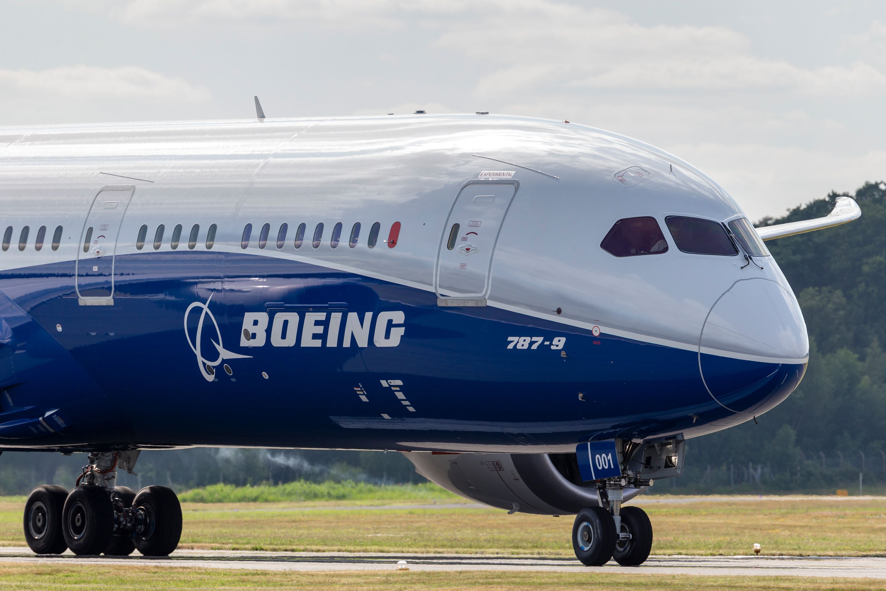 Boeing 787 Taxi in Farnoborough International Airshow Shutterstock_1258439515