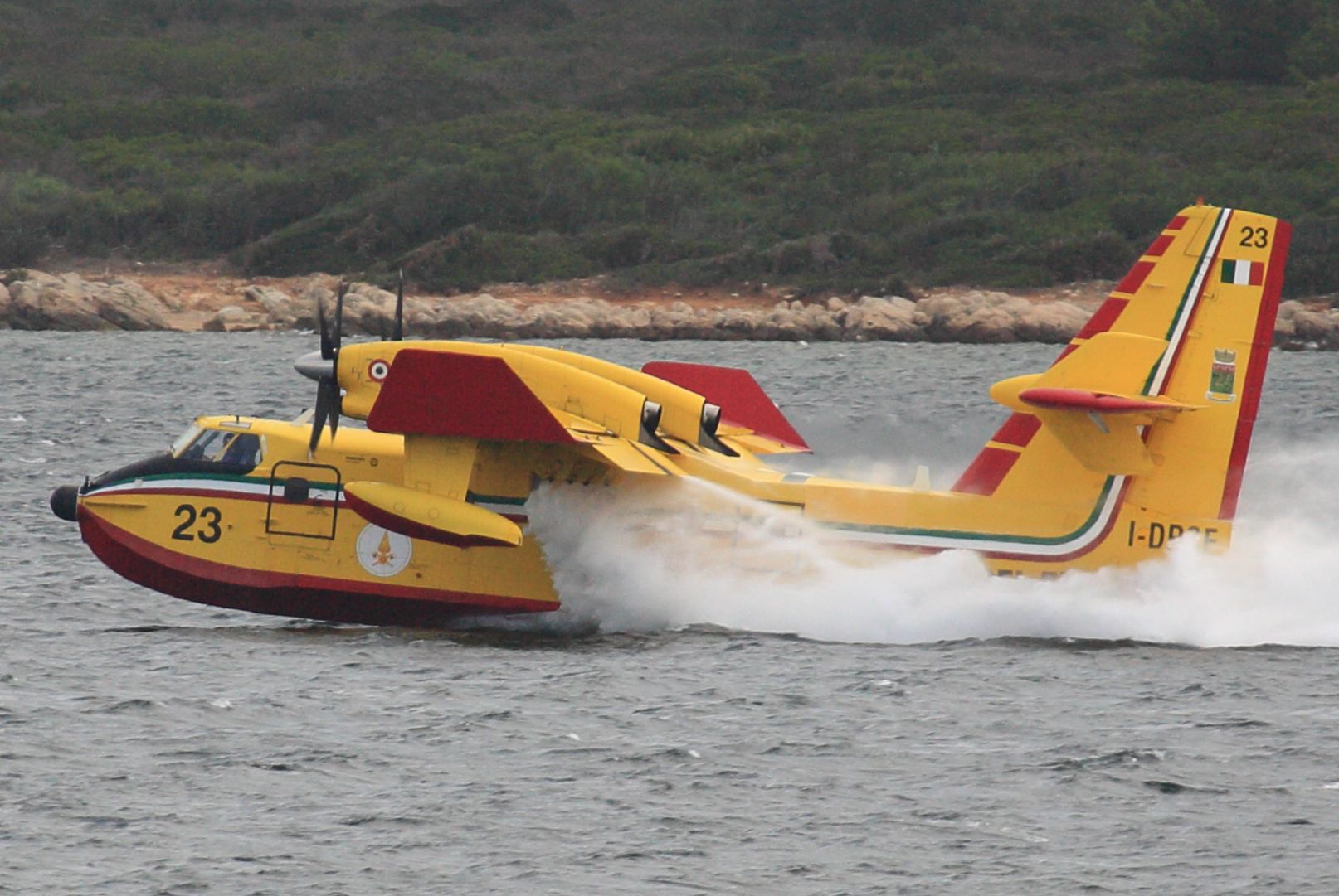 Bombardier-415_(cropped)