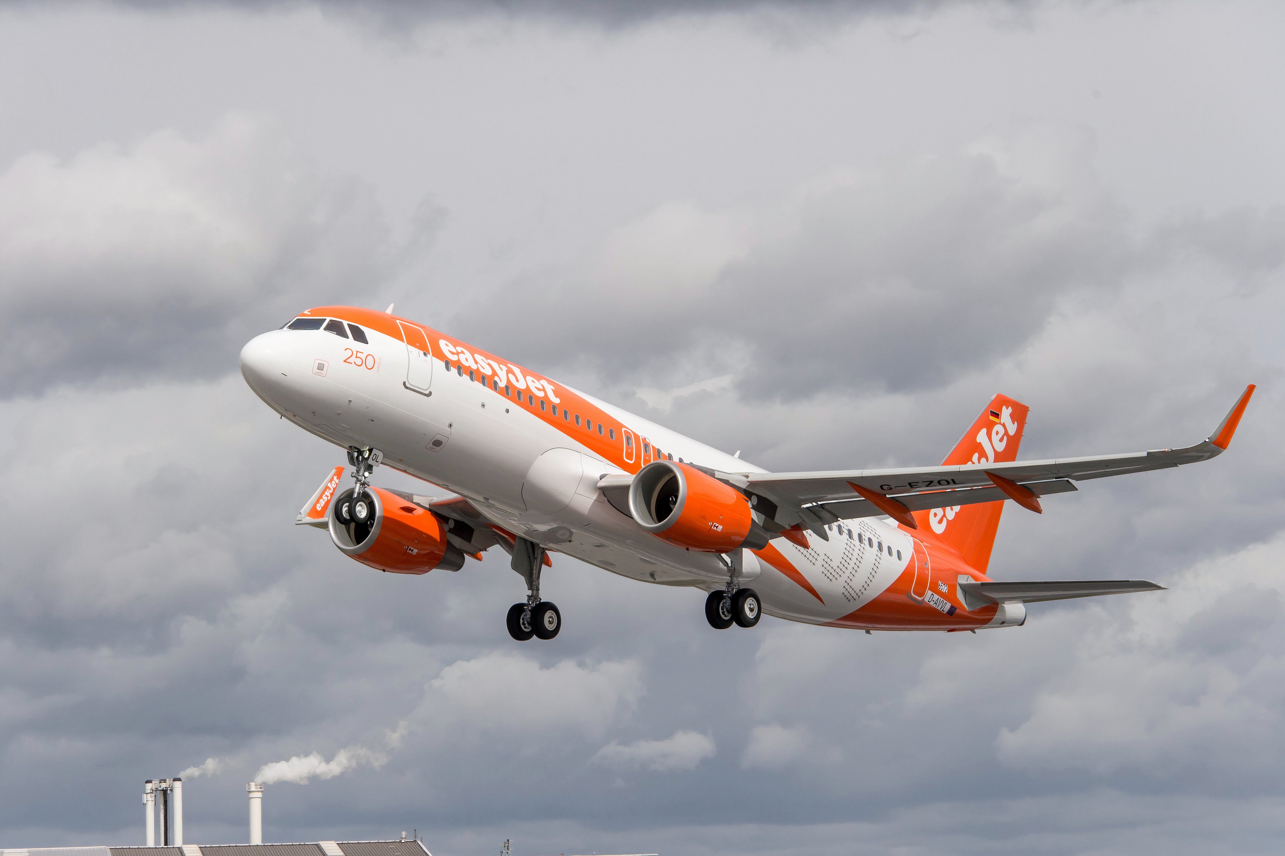 Easyjet experiments new weight -dimensional paint and burning fuel from the plane in a world first (1)