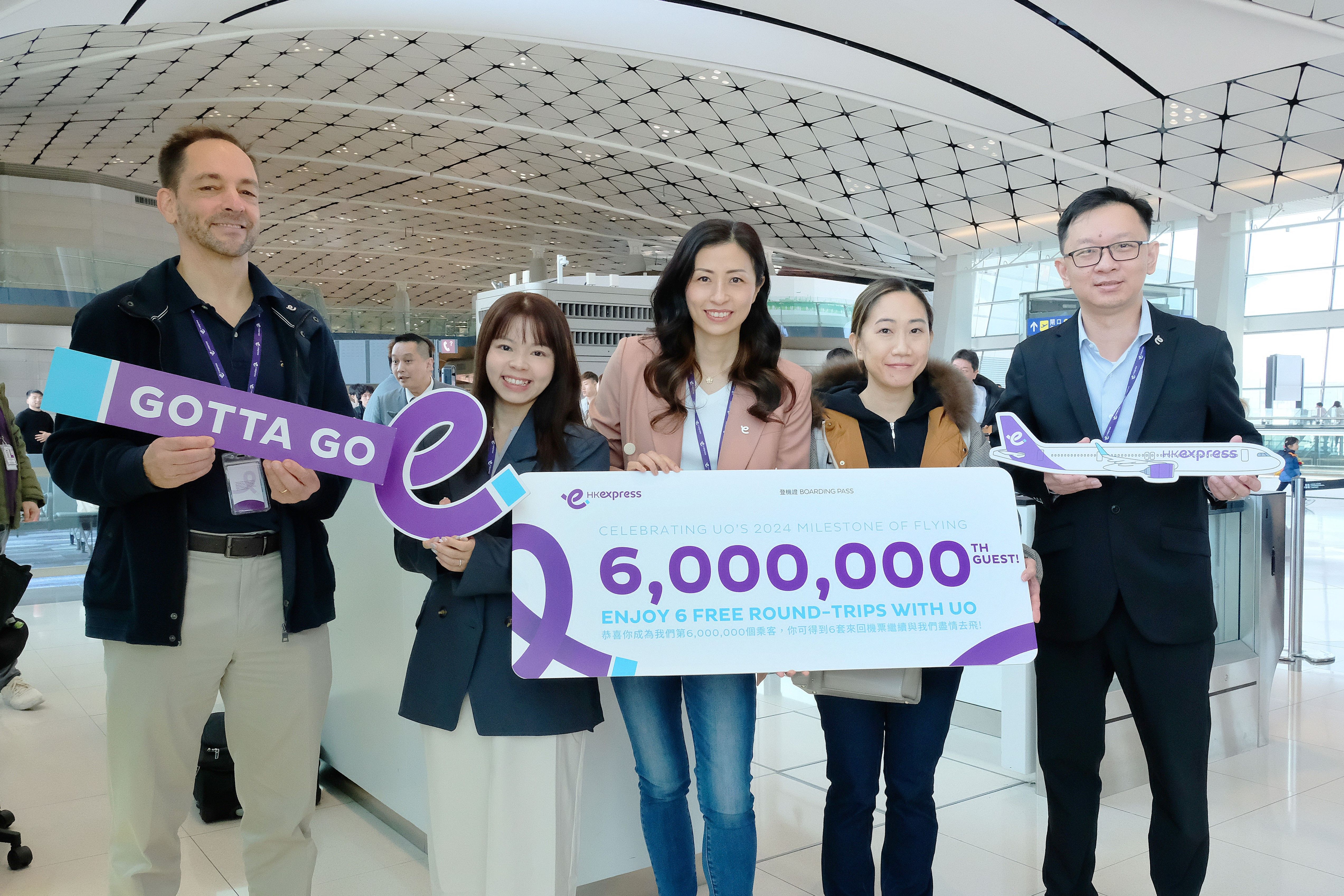 HK Express Management Team greeted the six millionth passenger at boarding gate_2