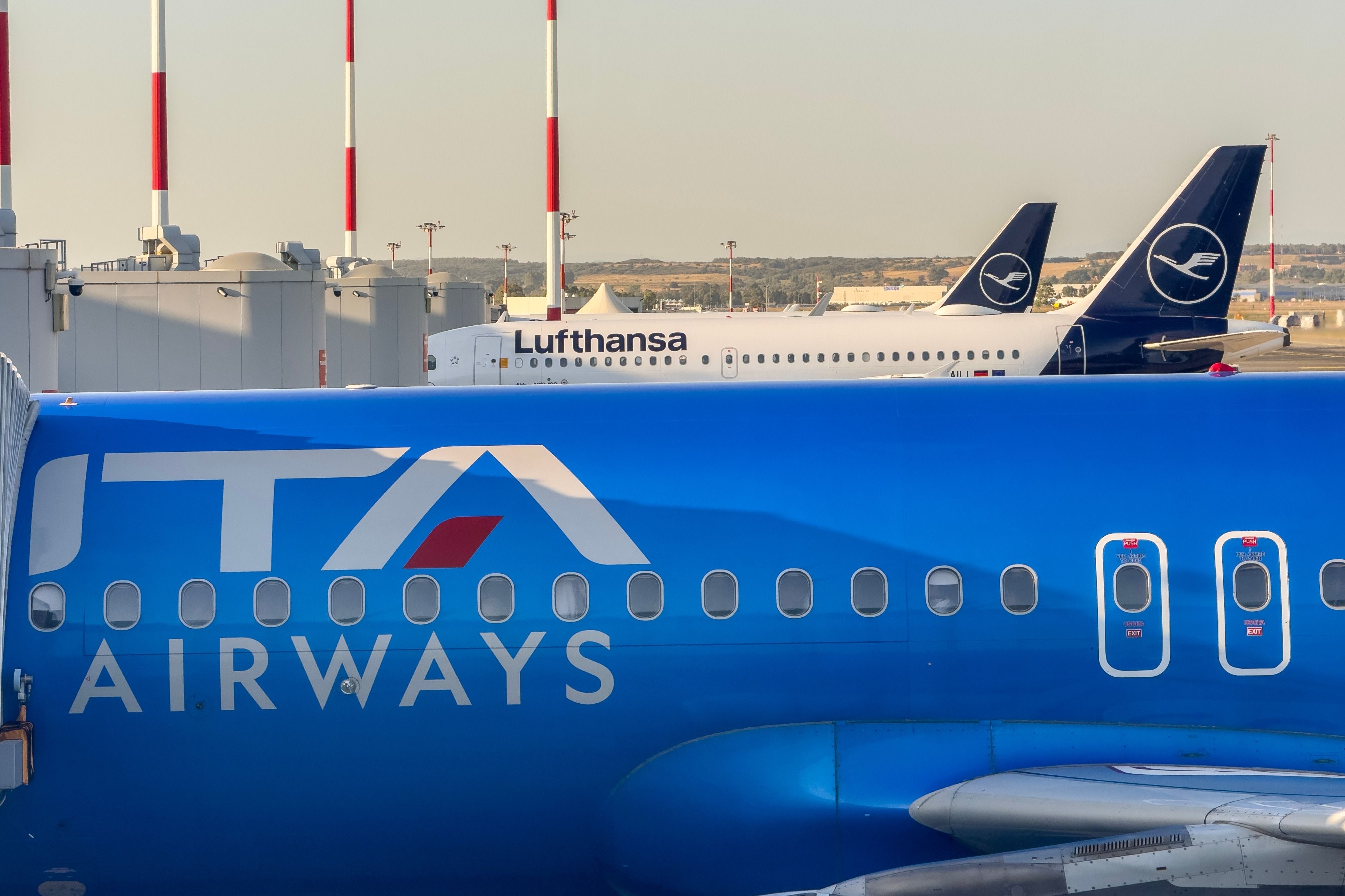 ITA 航空公司和漢莎航空飛機停在 FCO Shutterstock_2494340355