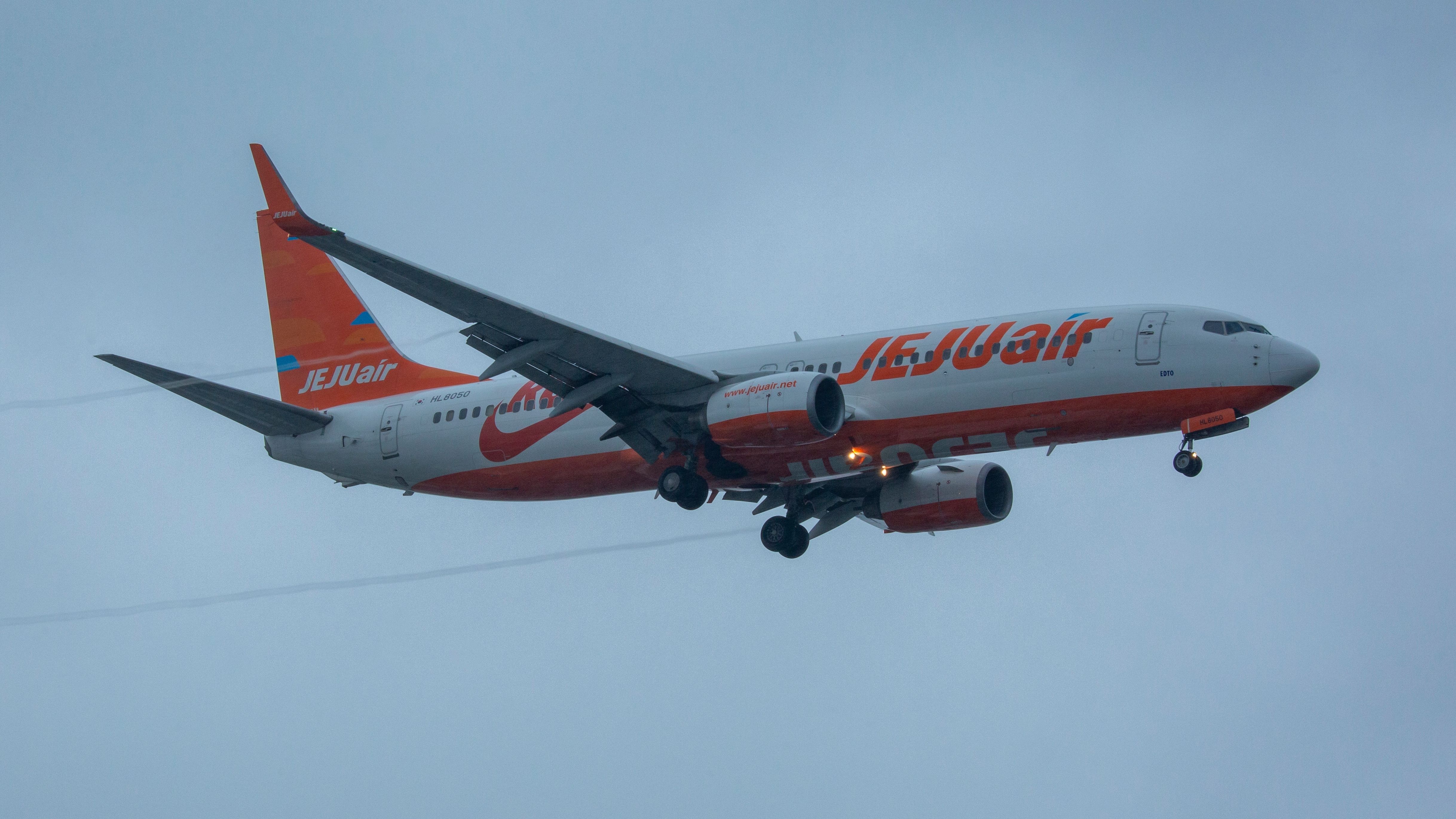 Jeju Air Boeing 737-800 landing in Da Nang, Vietnam shutterstock_2560064573