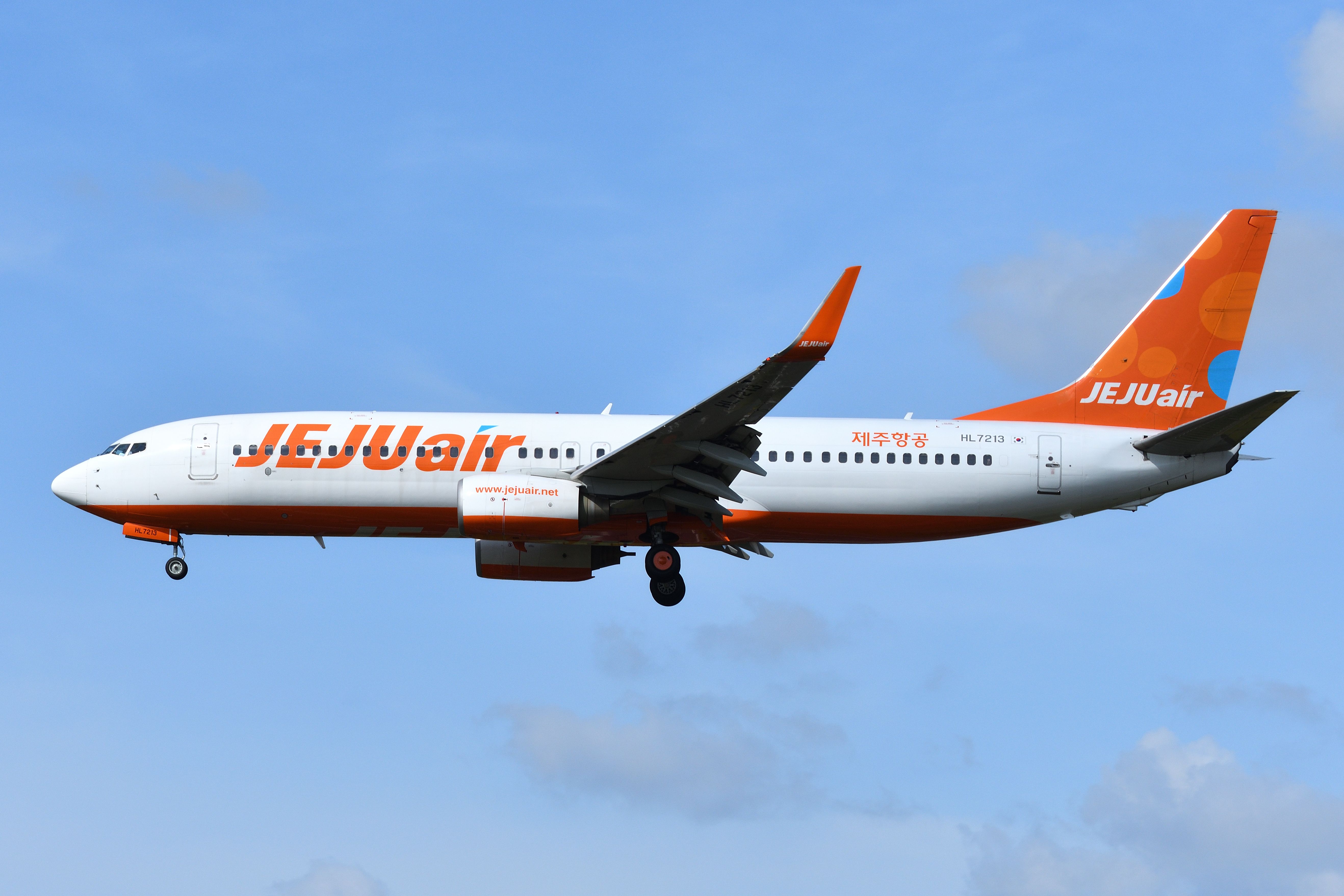 Jeju Air Boeing 737-800 landing shutterstock_1403981552