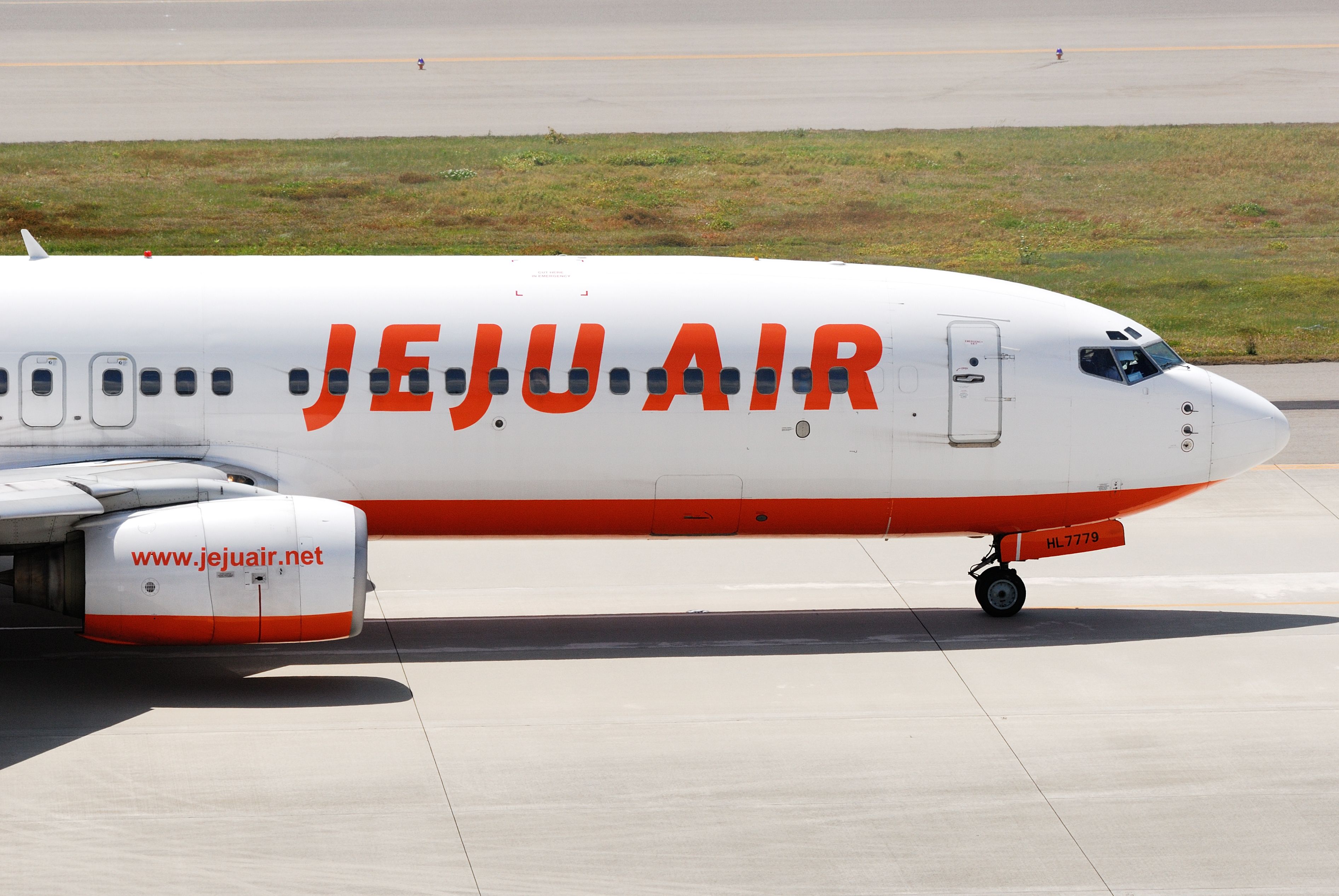 Jeju Air Boeing 737-800 taxiing Shutterstock_1475326520