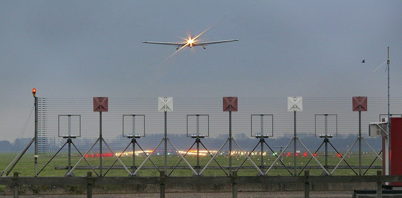 Landingsbaan_bij_Schiphol_bij_avond_-_未知_-_20387654_-_RCE