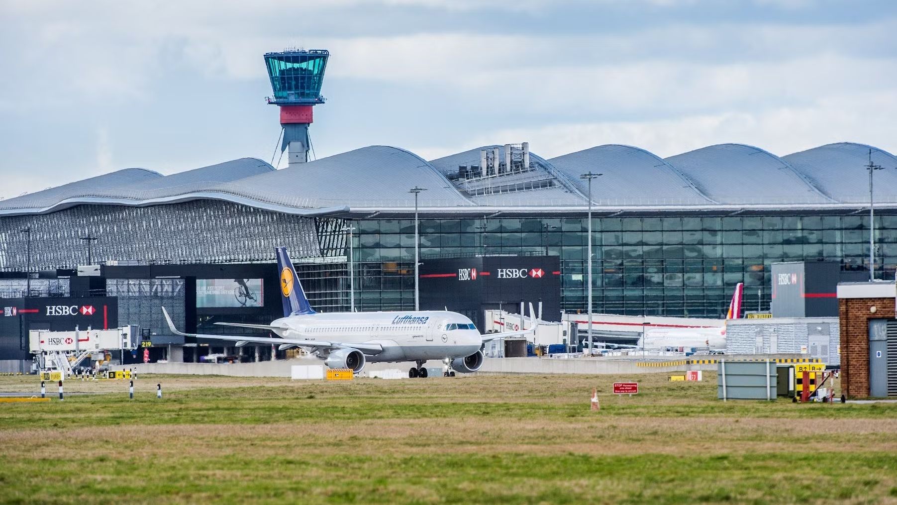 London Heathrow Airport Shuts Down For Entire Day Due To 