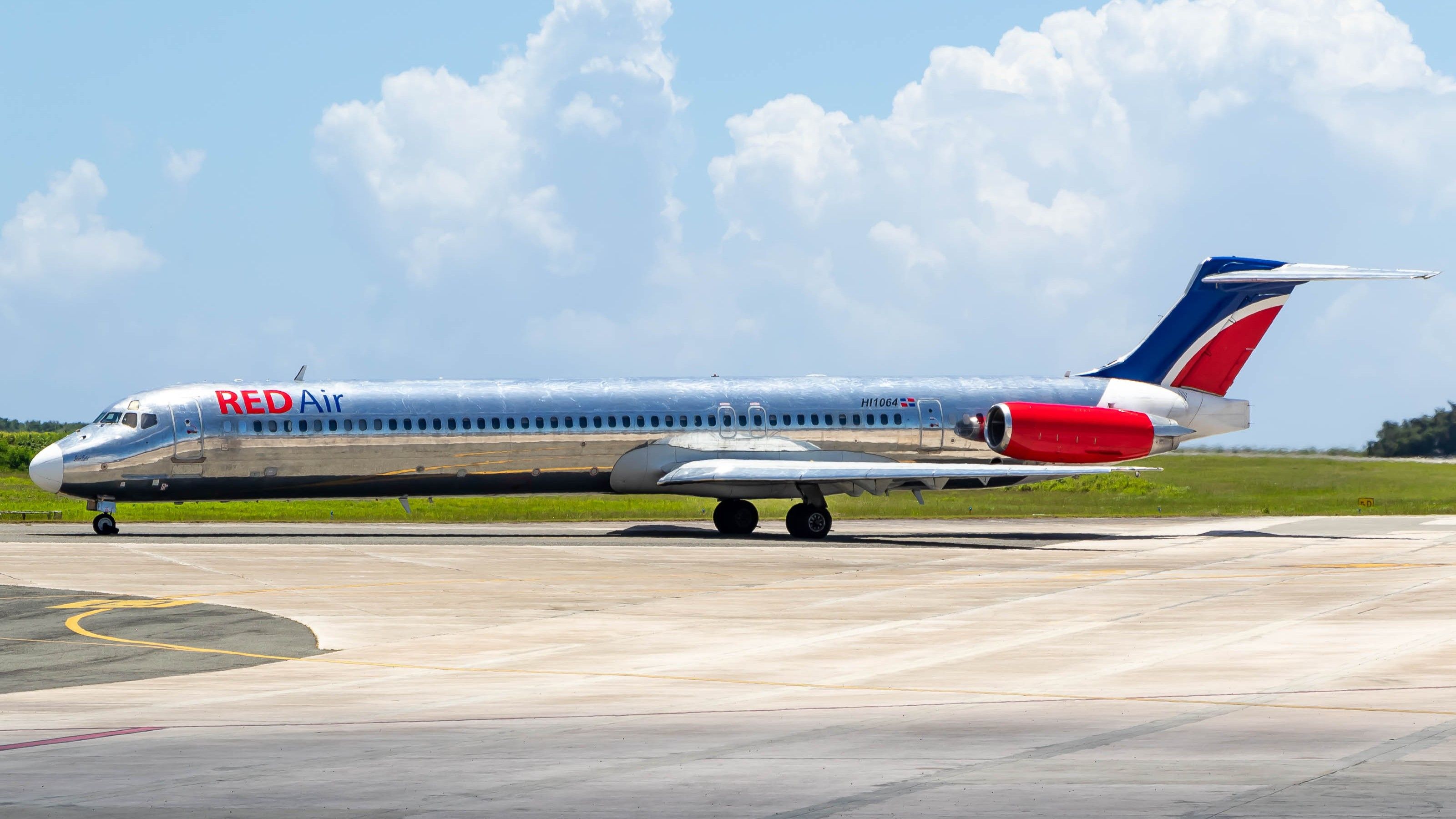 McDonnell_douglas_md-82_hi1064_red_air _-_ silver_bullet