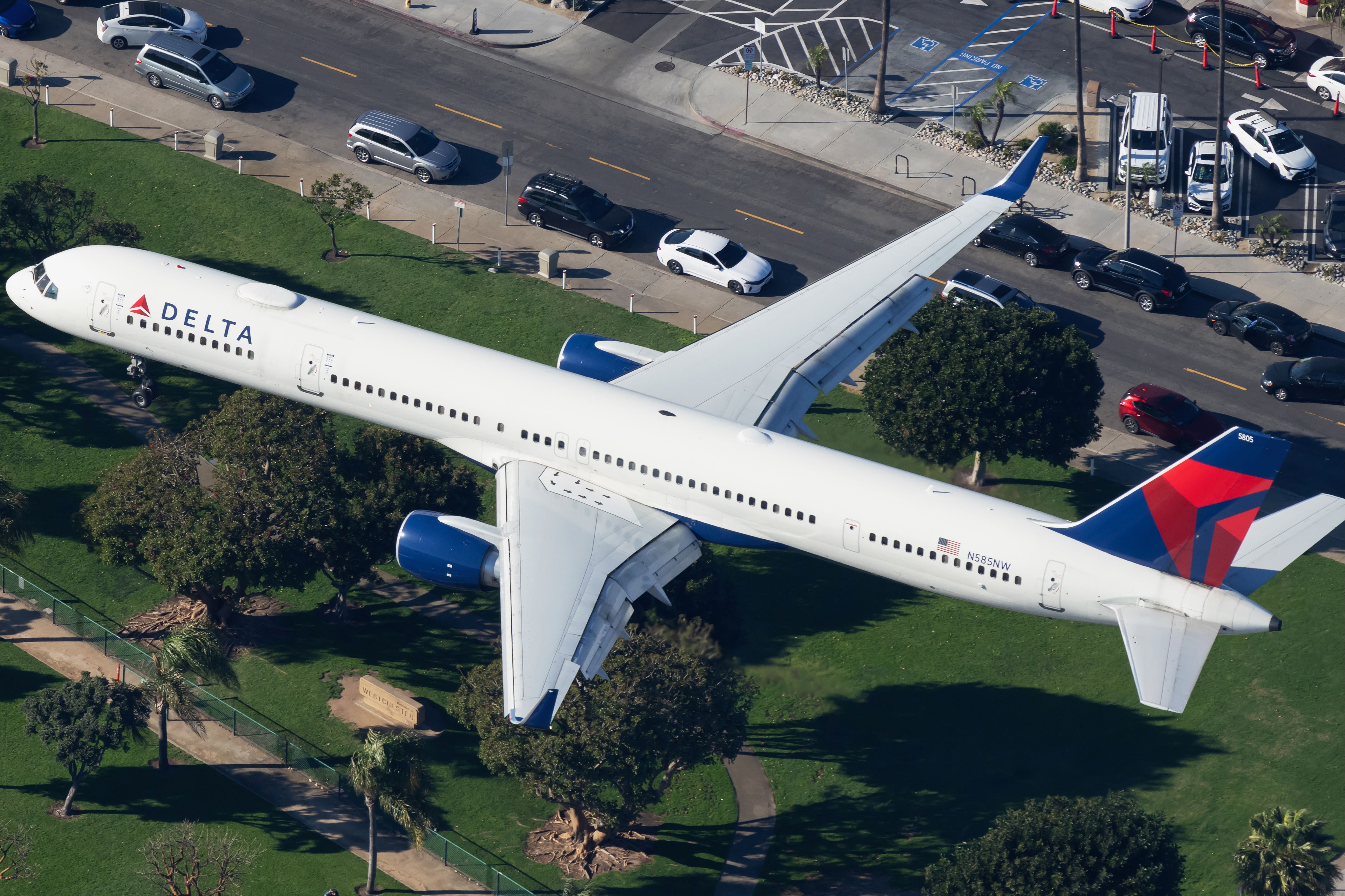 N585NW Delta Air Lines Boeing 757-351 (1) (2)