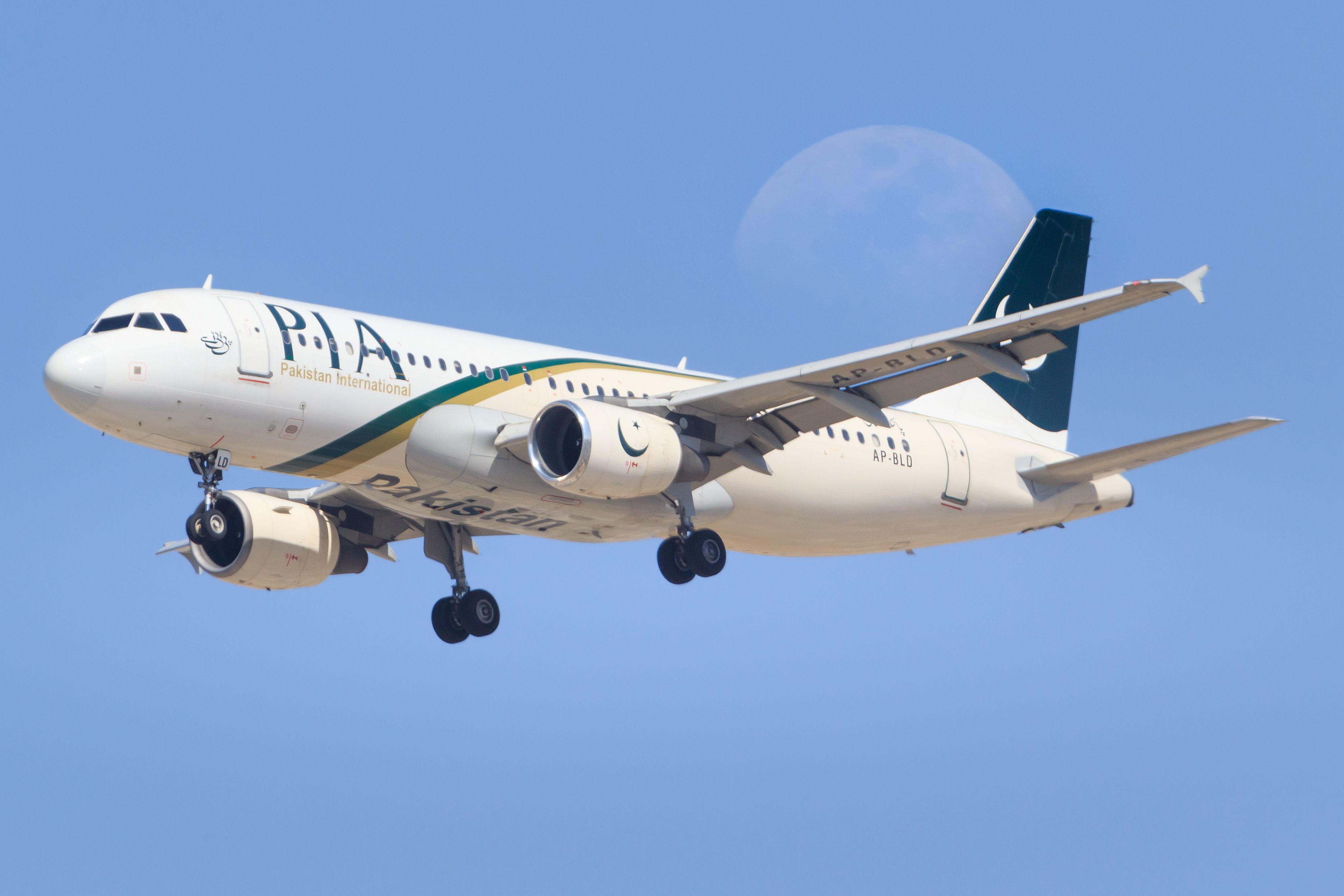 Pakistan International Airlines Airbus A320 landing shutterstock_597582182