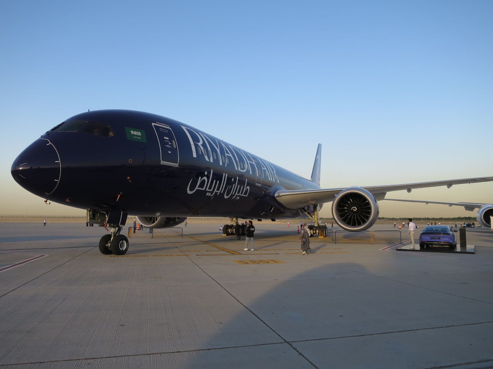 Riyadh_Air_Boeing_787_at_Dubai_Airshow_2023