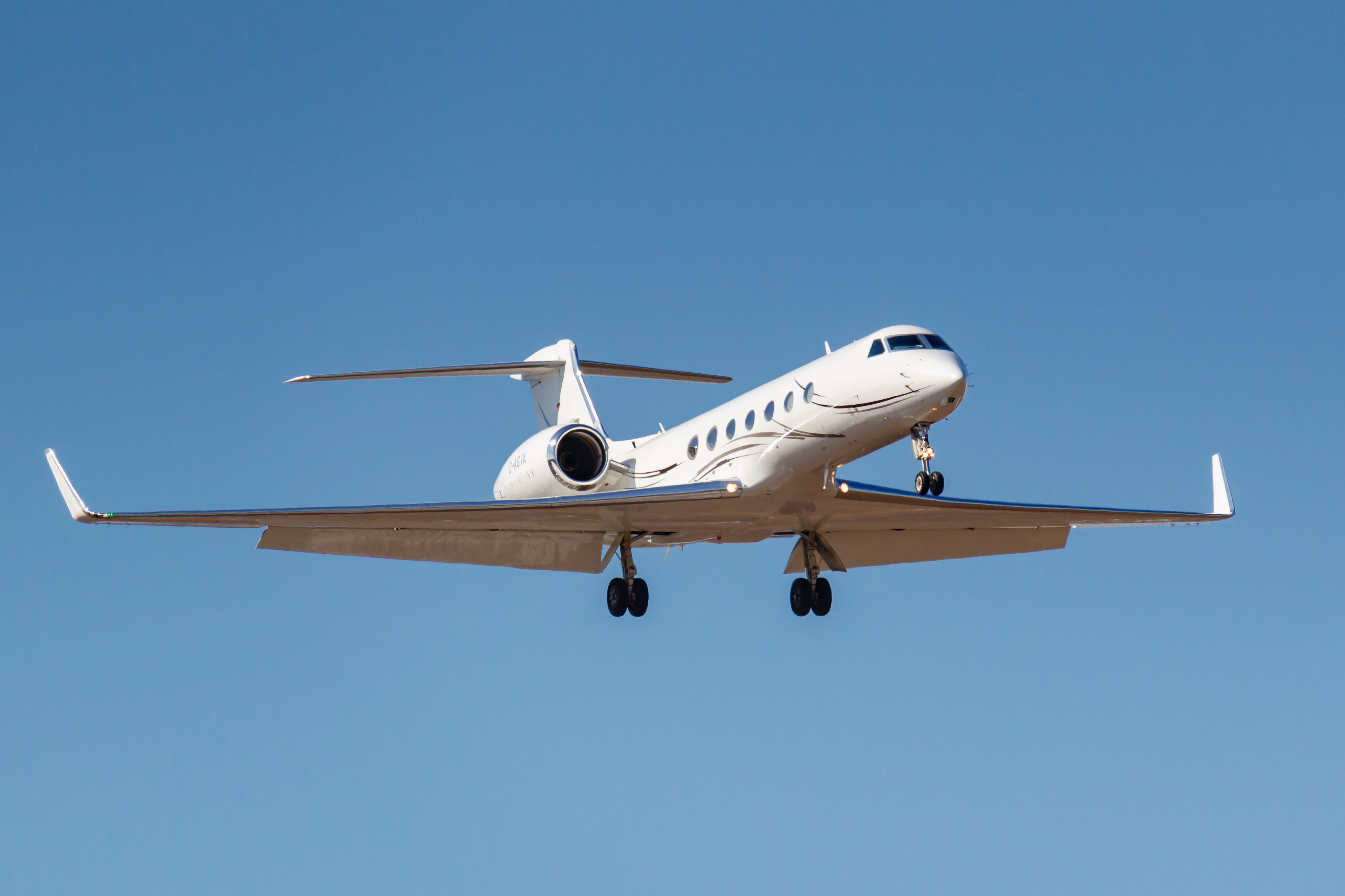 FAA Confirms That A Gulfstream G550 Collided With Metallic Object At 27,000  Feet
