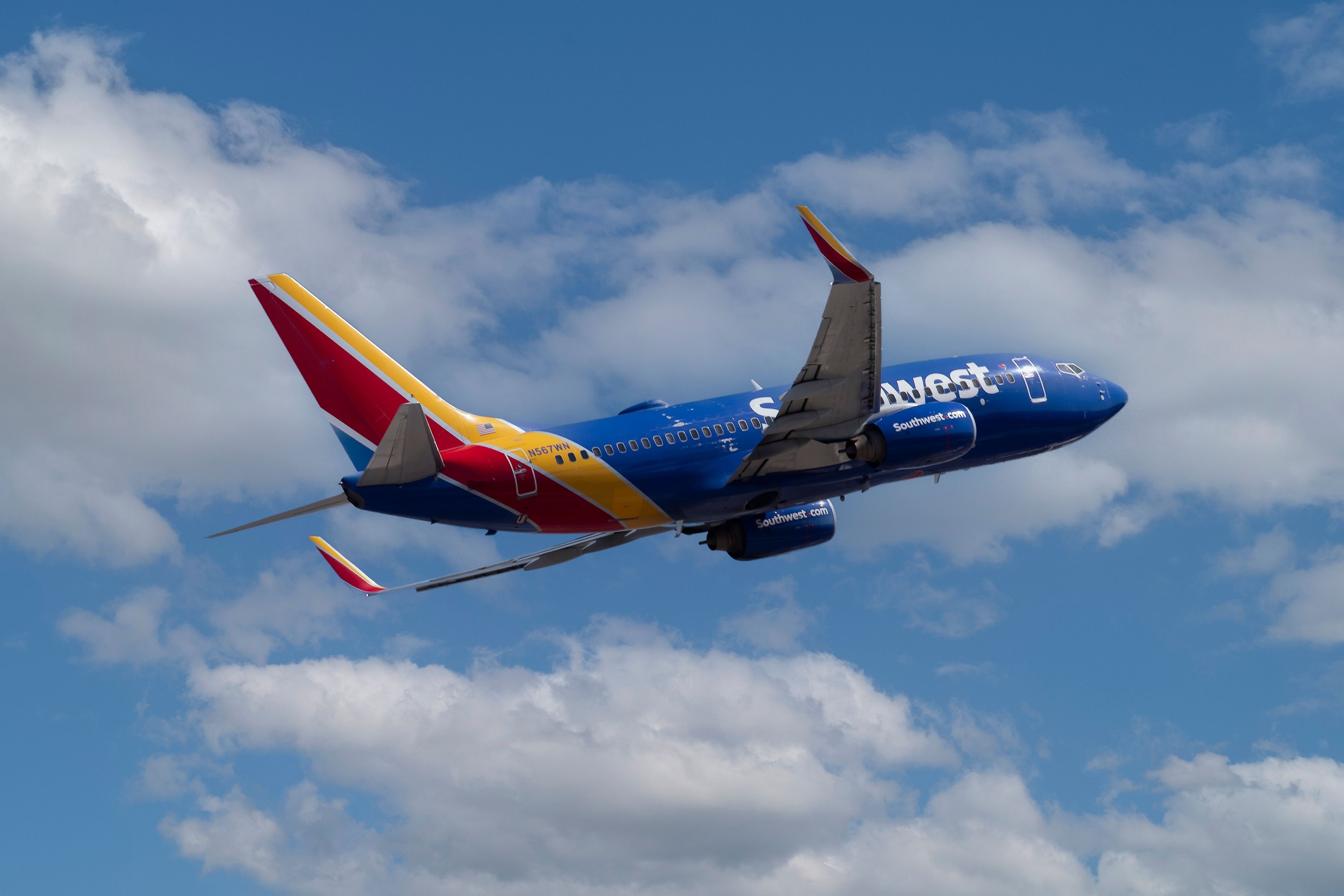 Southwest Airlines Boeing 737-700 N567WN. Departing 7L at Sky Harbor International Airport