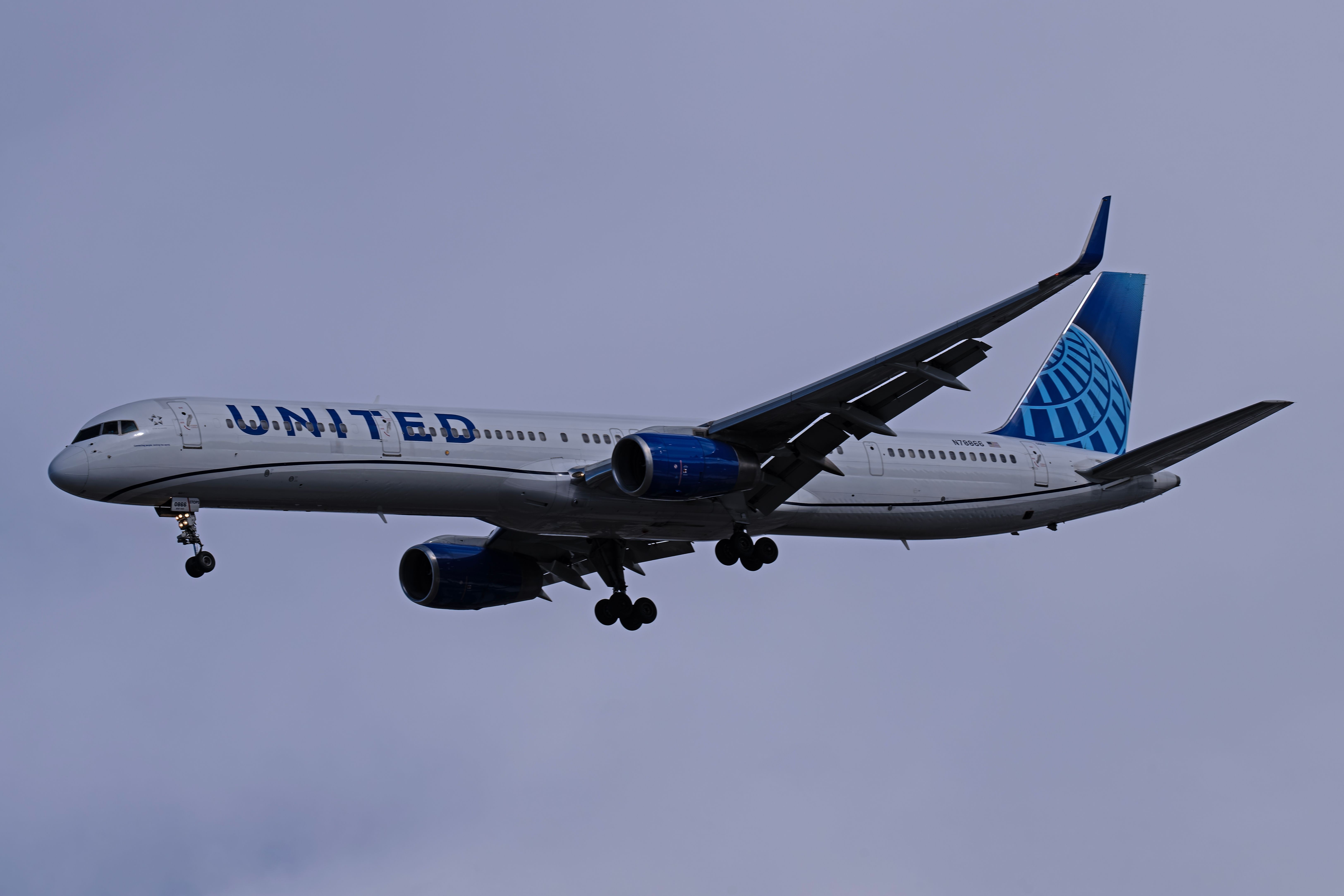 United Airlines New Year's Eve Boeing 757 Flight To Hawaii Returns To LAX Due To Engine Issues